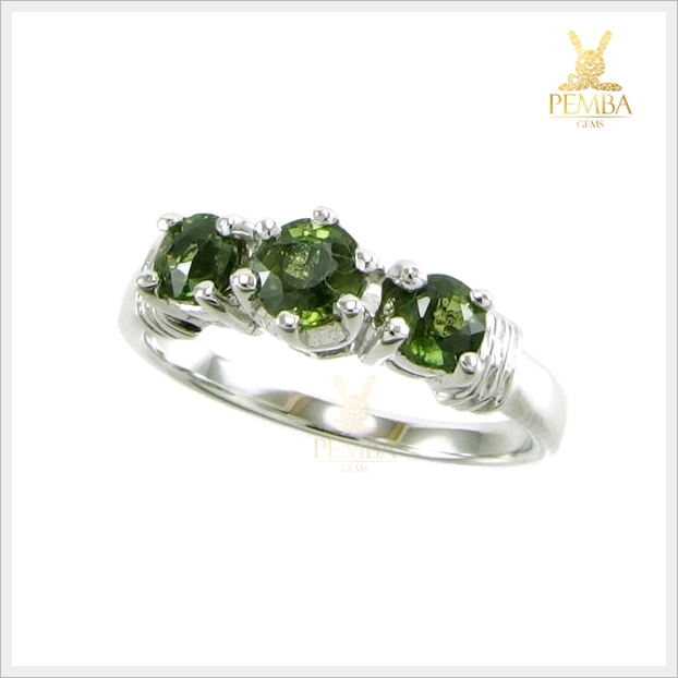 แหวนเขียวส่องแท้ 3 เม็ด สวยเก๋ ใส่ติดนิ้วเสริมเสน่ห์ แหวนพลอยแท้