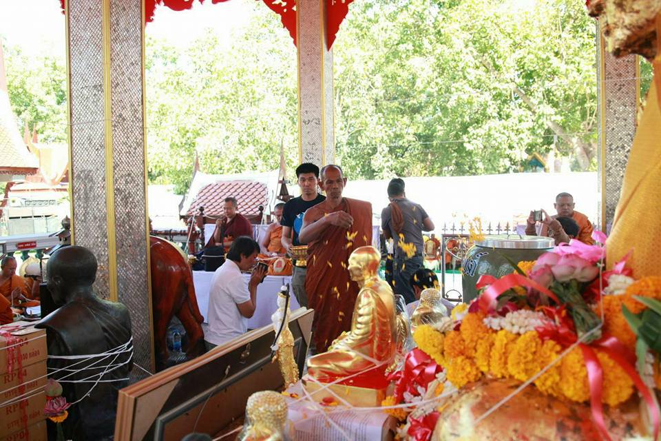 พระสมเด็จหลวงพ่อโตในวิหาร เนื้อผงชนวนมวลสารเก่าหลวงพ่อกวย รุ่นแรงครู ปี2560 หลวงพ่อกวย วัดโฆสิตาราม(วัดบ้านแค) จ.ชัยนาท ปี2563 - (ขนาด 5x7นิ้ว จีวรส้ม ด้านหน้ายันต์ครู ยันต์นะปัดตลอด ด้านหลังยันต์มงกุฎพระพุทธเจ้าหนุนดวง) ปี2563 #ปลุกเสกที่วัดโฆสิตาราม #รั