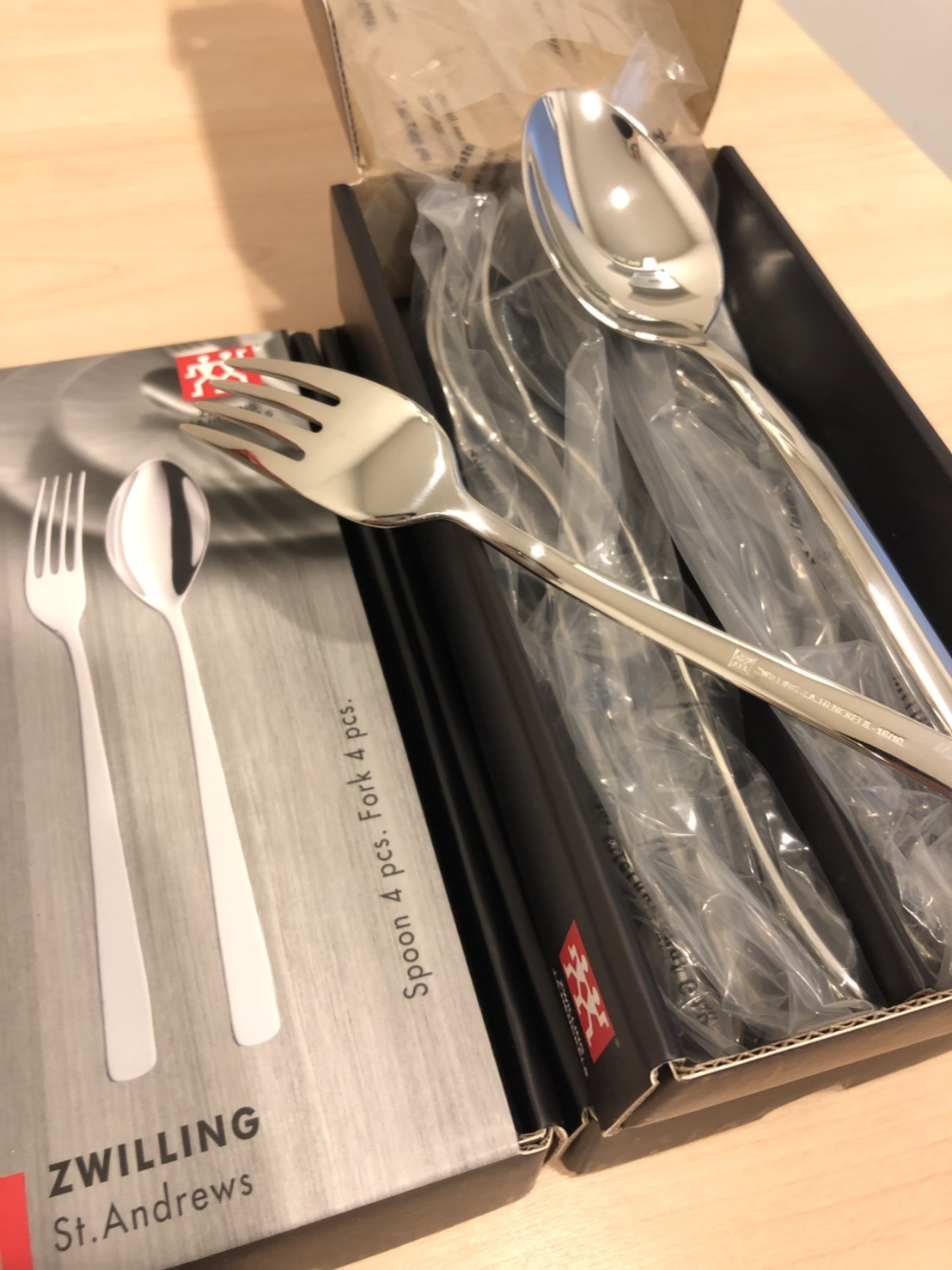 Zwilling Tableware Spoon 4 pcs. & Fork 4 pcs. เปลี่ยนโต๊ะอาหารธรรมดาในบ้าน ให้กลายเป็นร้านอาหารสุดหรู ทุกชิ้นมี logo Zwilling ที่ด้าม พร้อมห่อพลาสติกแยกทุกชิ้น เก็บในกล่องสวยหรู ใช้เองหรือให้เป็นของขวัญก็สวยงามค่ะ