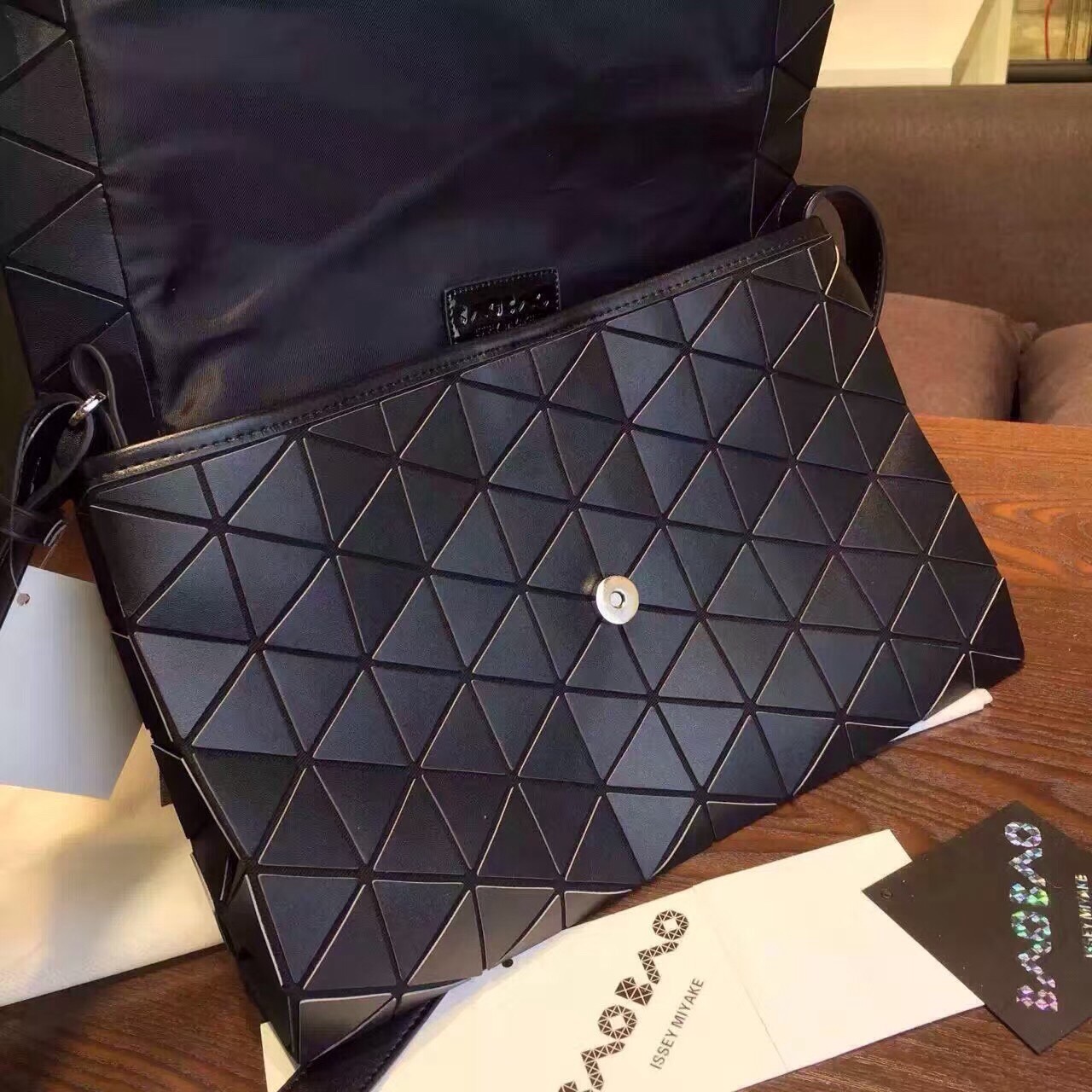 กระเป๋าสะพายข้าง issey สีดำด้าน ถอดสายถือเป็นคลัชได้