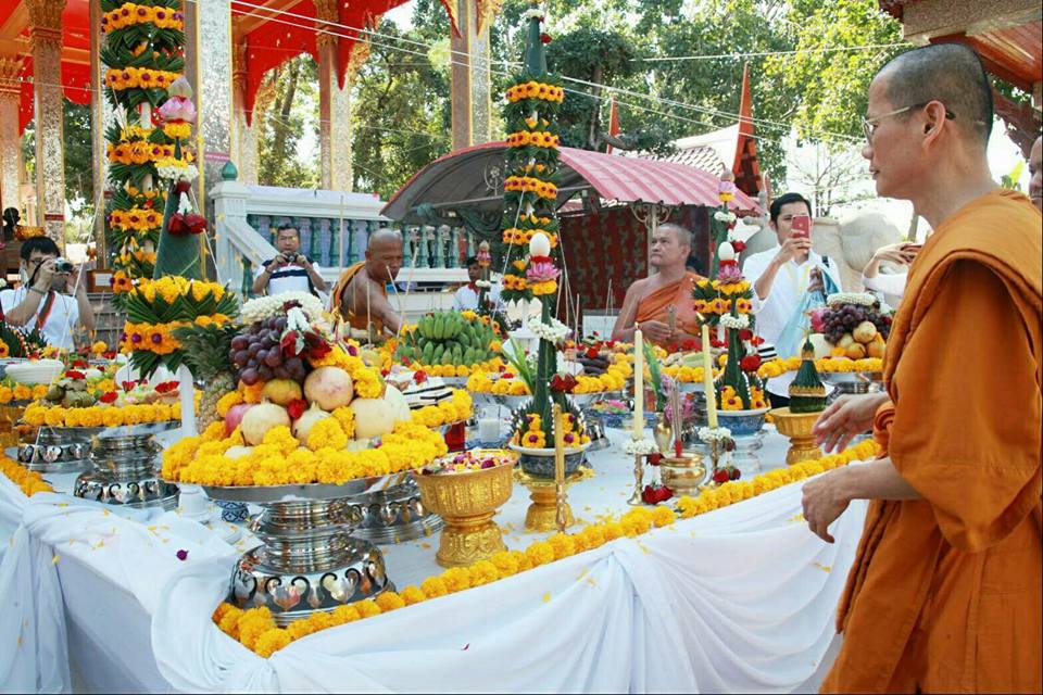 พระสมเด็จหลวงพ่อโตในวิหาร เนื้อผงชนวนมวลสารเก่าหลวงพ่อกวย รุ่นแรงครู ปี2560 หลวงพ่อกวย วัดโฆสิตาราม(วัดบ้านแค) จ.ชัยนาท ปี2563 - (ขนาด 5x7นิ้ว จีวรส้ม ด้านหน้ายันต์ครู ยันต์นะปัดตลอด ด้านหลังยันต์มงกุฎพระพุทธเจ้าหนุนดวง) ปี2563 #ปลุกเสกที่วัดโฆสิตาราม #รั