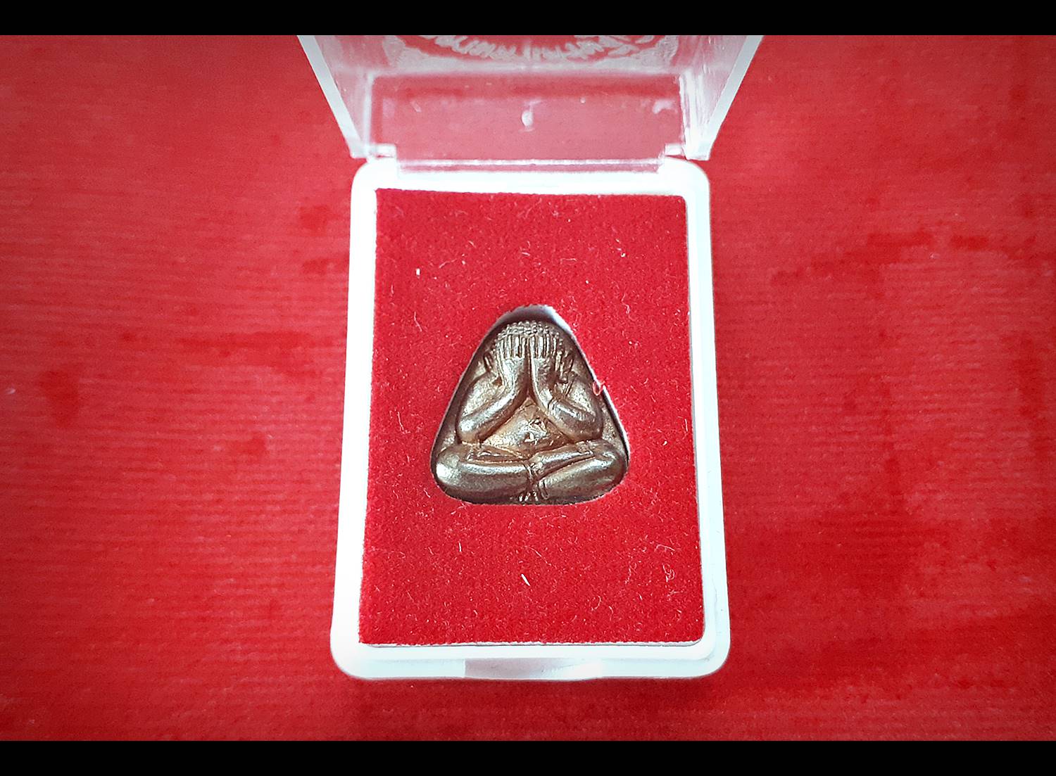 พระปิดตา มหาเศรษฐีเงินล้าน เนื้อนวะโลหะ(แก่ทองคำ) รุ่นแรก ปี2553 - หลวงพ่อเล็ก วัดท่าขนุน (รุ่นนี้ใส่ทองคำ100บาท ใส่ตะกรุดมหาสะท้อน และ ตะกรุดโสฬสเนื้อทองคำ หลวงป่เอี่ยม วัดสะพานสูง)