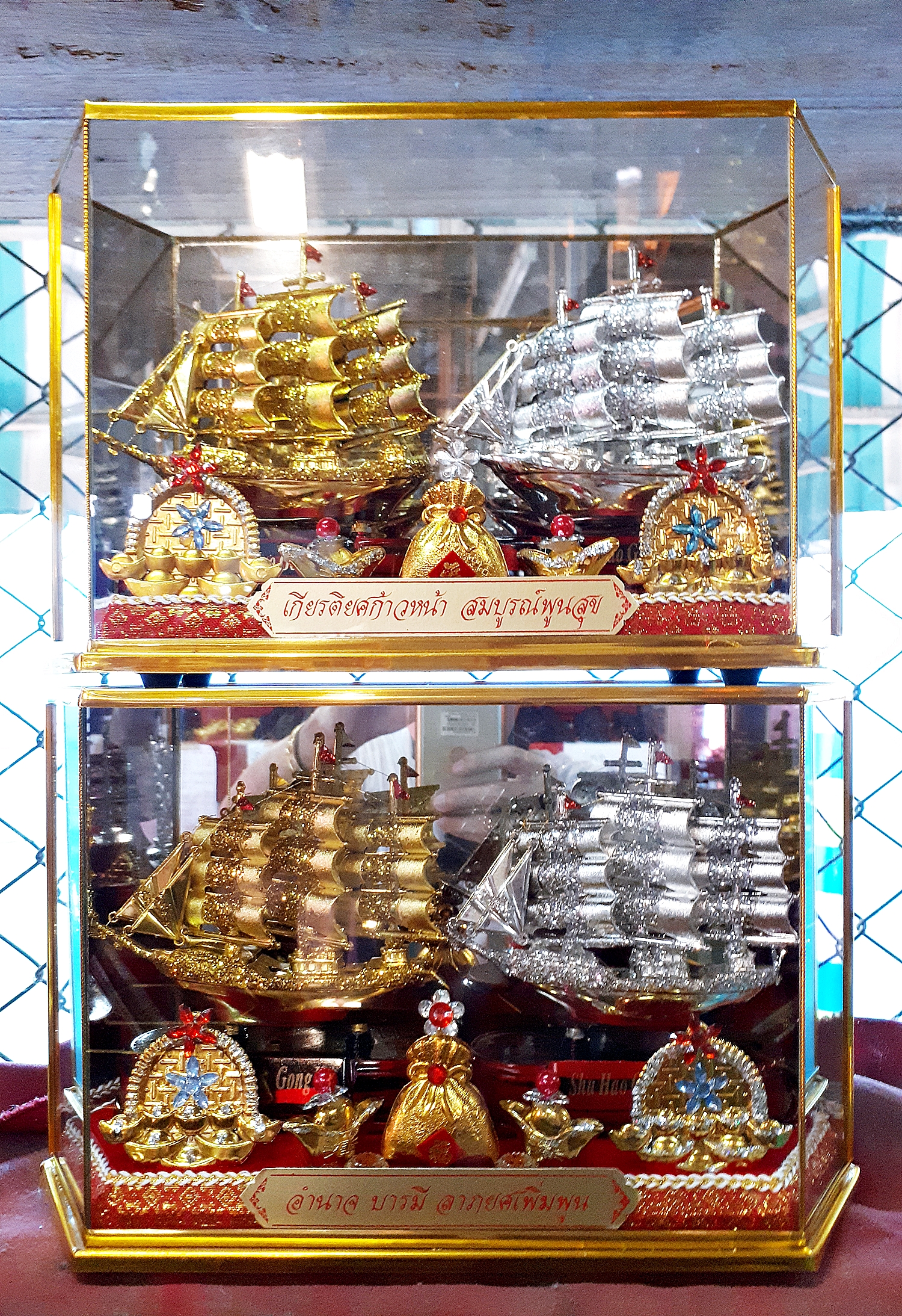 ตู้กระจก เรือสำเภา เงิน ทอง (ขนาด ก28 ลึก10 สูง17.5ซม) (ขายปลีก ขายส่ง)