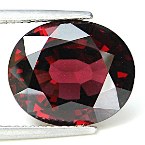 พลอยเนื้ออ่อนโรโดไลต์ Rhodolite รูปไข่ขนาดใหญ่ หนัก 10.69 กะรัต ขนาดตามใบเซอร์ 11.56x13.87x7.51 มิลสีแดงเข้ม แต่ไม่ดำ แลปม่วงอมชมพูไม่เกิน5%