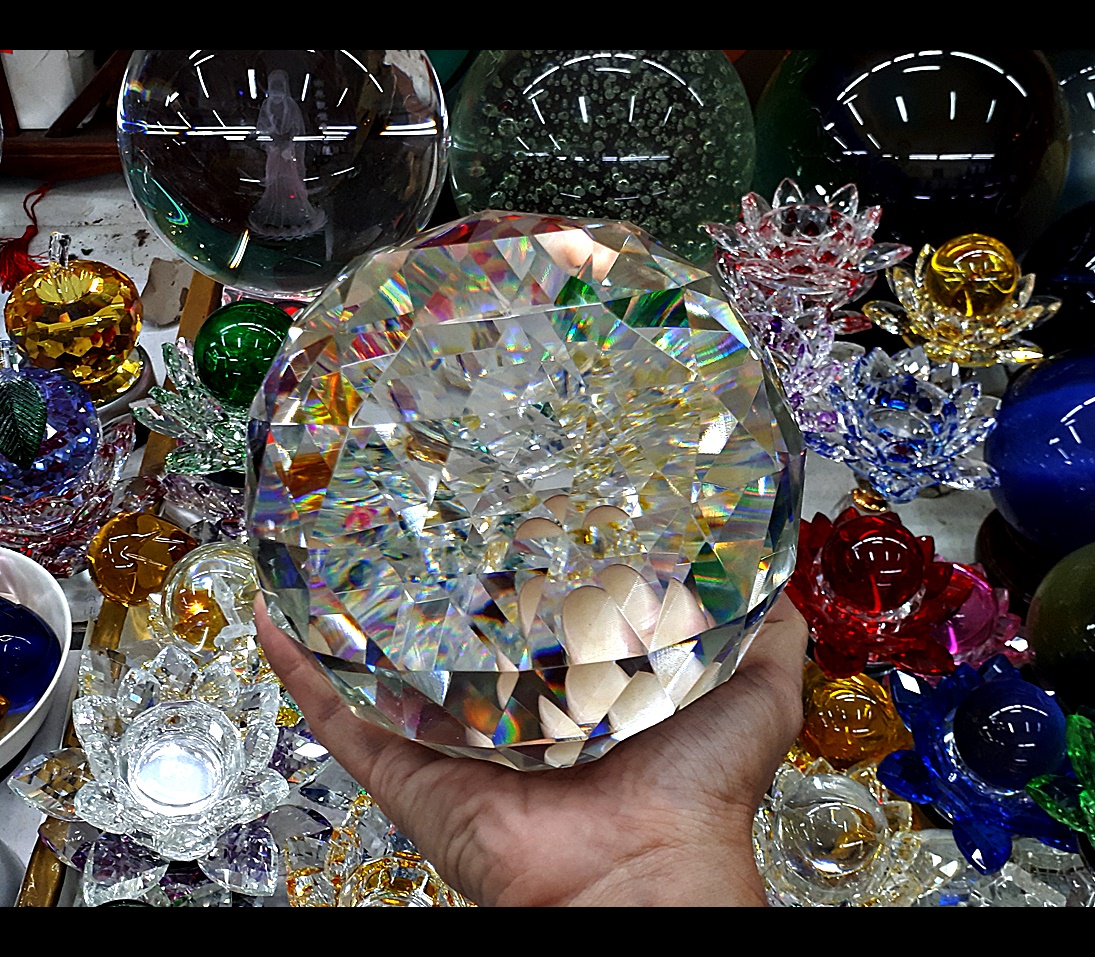 ลูกแก้ว คริสตัล เหลี่ยมสะท้อนแสง ขนาด 15ซม. (6นิ้ว) พร้อมฐาน