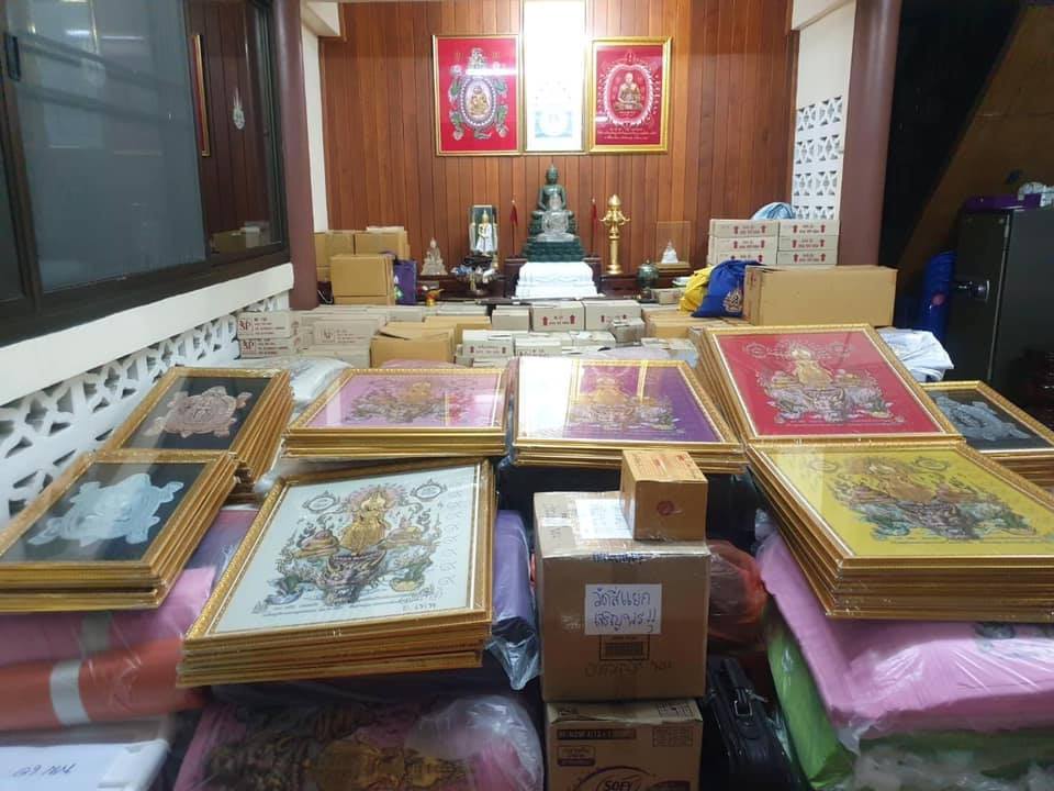 ผ้ายันต์ สมเด็จองค์ปฐม พระจักรพรรดิ ปางเปิดโลกพลิกชีวิต ประทับพญาเต่ามังกร (พิธีเข้ากรรมฐาน ปลุกเสก 3วัน3คืน) (สีเหลือง เนื้อผ้ากำมะหยี่ดิ้นทอง3มิติ ผืนใหญ่ ขนาดใหญ่30×24นิ้ว) (พร้อมใส่กรอบและจารมือลายเซ็น) ปี2563 #รับประกันแท้ - หลวงพ่อเล็ก วัดท่าขนุน