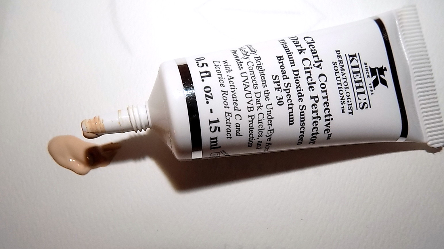 (ลดพิเศษมากกว่า 40%) Kiehl's Clearly Corrective Dark Circle Perfector with SPF30 15mL ครีมฟื้นบำรุงผิวรอบดวงตาเนื้อบางเบาที่เพิ่มระดับการปกปิด ติดทนนาน พร้อมค่าเอสพีเอฟ30 ทางเลือกใหม่ในการจัดการรอยคล้ำใต้ตาด้วย 3 ปฏิบัติการในหนึ่งเดียว