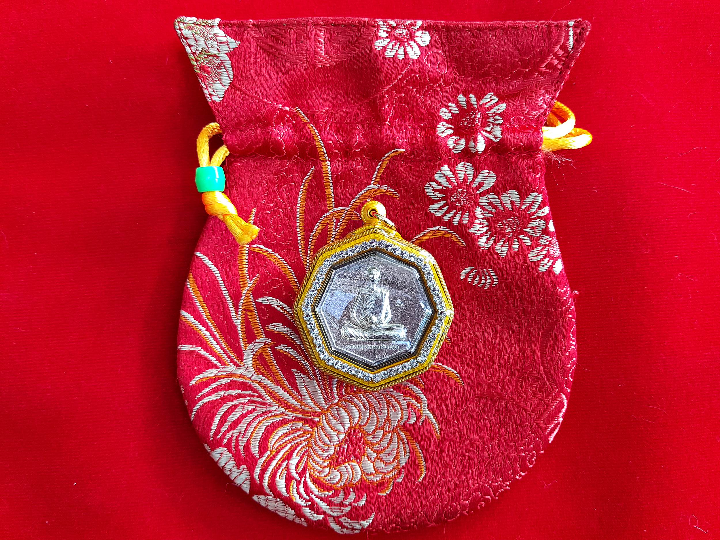 เหรียญ หลวงปู่ เดินหน อิเกสาโร เพรชยอดมงกุฎ หกเหลี่ยม ระงับโศก-รับโชคทุกทิศ เนื้อเงินแท้(ผสมทองคำและชนวนสัมฤทธิ์) ปี2565 #รับประกันแท้ (เลี่ยมกันน้ำล้อมเพรช) - จัดสร้างโดย ฅนขลังคลังวิชา