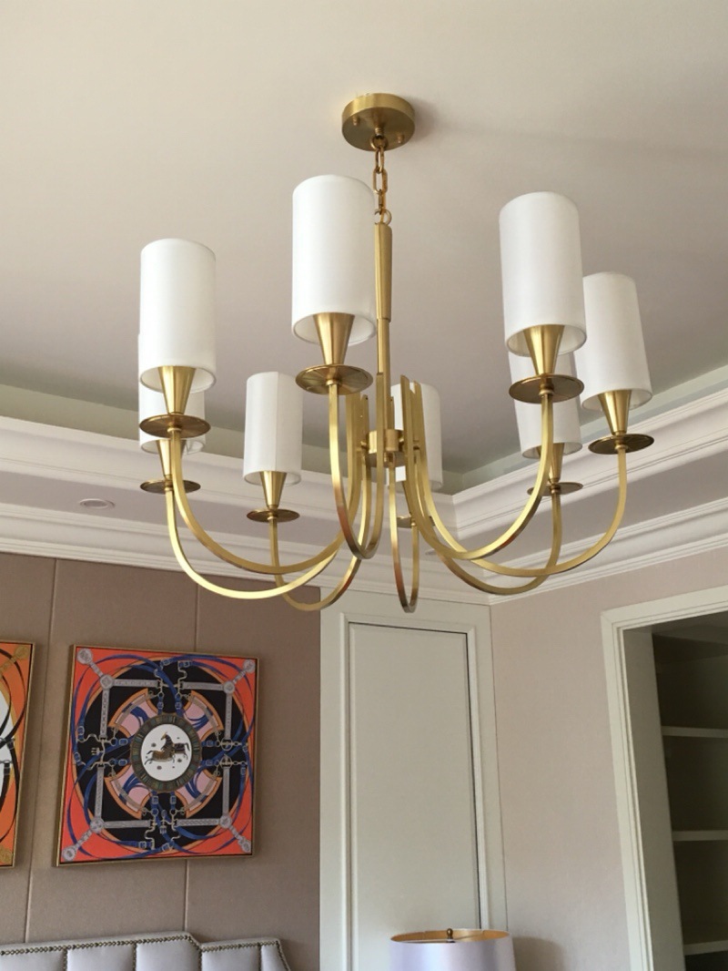 โคมไฟระย้าโครงสีทองทรงก้านโค้งโป๊ะผ้าทรงกระบอกยาวสีขาว[T014]