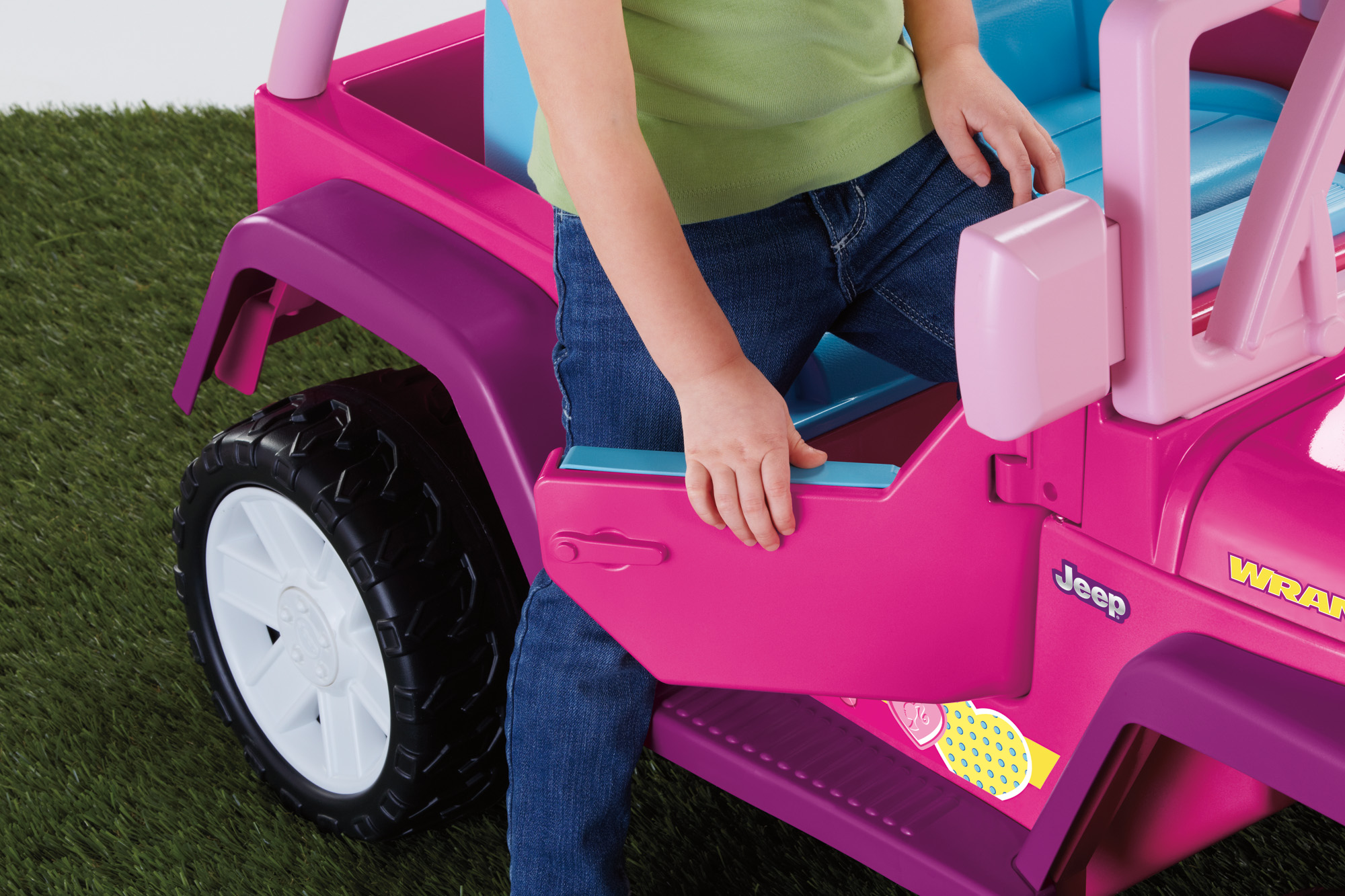 รถจี๊ปบาร์บี้พลังแรงสูงแบบ 2 ที่นั่งสำหรับลูกสาว Fisher-Price รุ่น Power Wheels Barbie Jammin' Jeep Wrangler 12-Volt Battery Powered Ride-On (Pink)