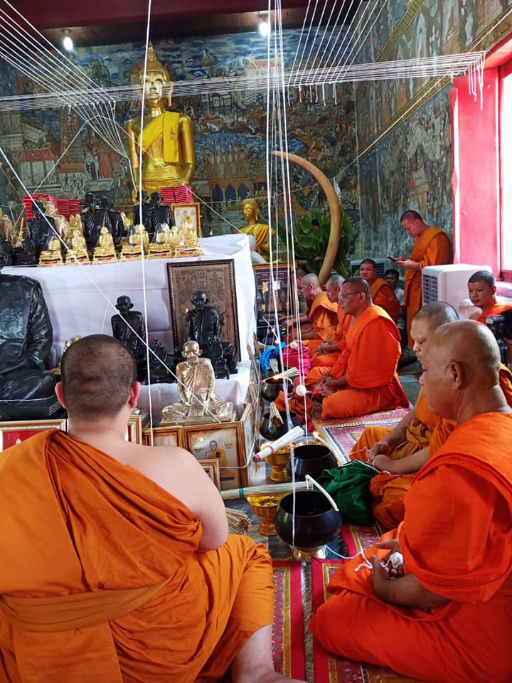 เหรียญหลวงพ่อกวย วัดโฆสิตาราม(วัดบ้านแค) เนื้อกระไหล่ทองคำ ลงยาแดง ปี2562 (แยกจากชุดกรรมการ) #รับประกันแท้ รูปภาพ สี หลวงพ่อกวย วัดโฆสิตาราม(วัดบ้านแค) (ขนาดตั้งบูชา 11x15นิ้ว) ปี2562 #รับประกันแท้ -- #พิธีดีมากดวงจิตหลวงพ่อกวยมาเสกให้เอง