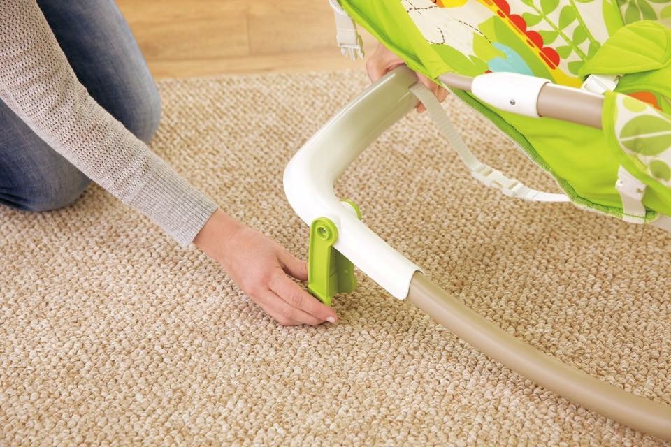 เปลโยกสั่นอัตโนมัติและเก้าอี้โยกปรับระดับได้ Fisher-Price Newborn-To-Toddler Portable Rocker (Giraffe)