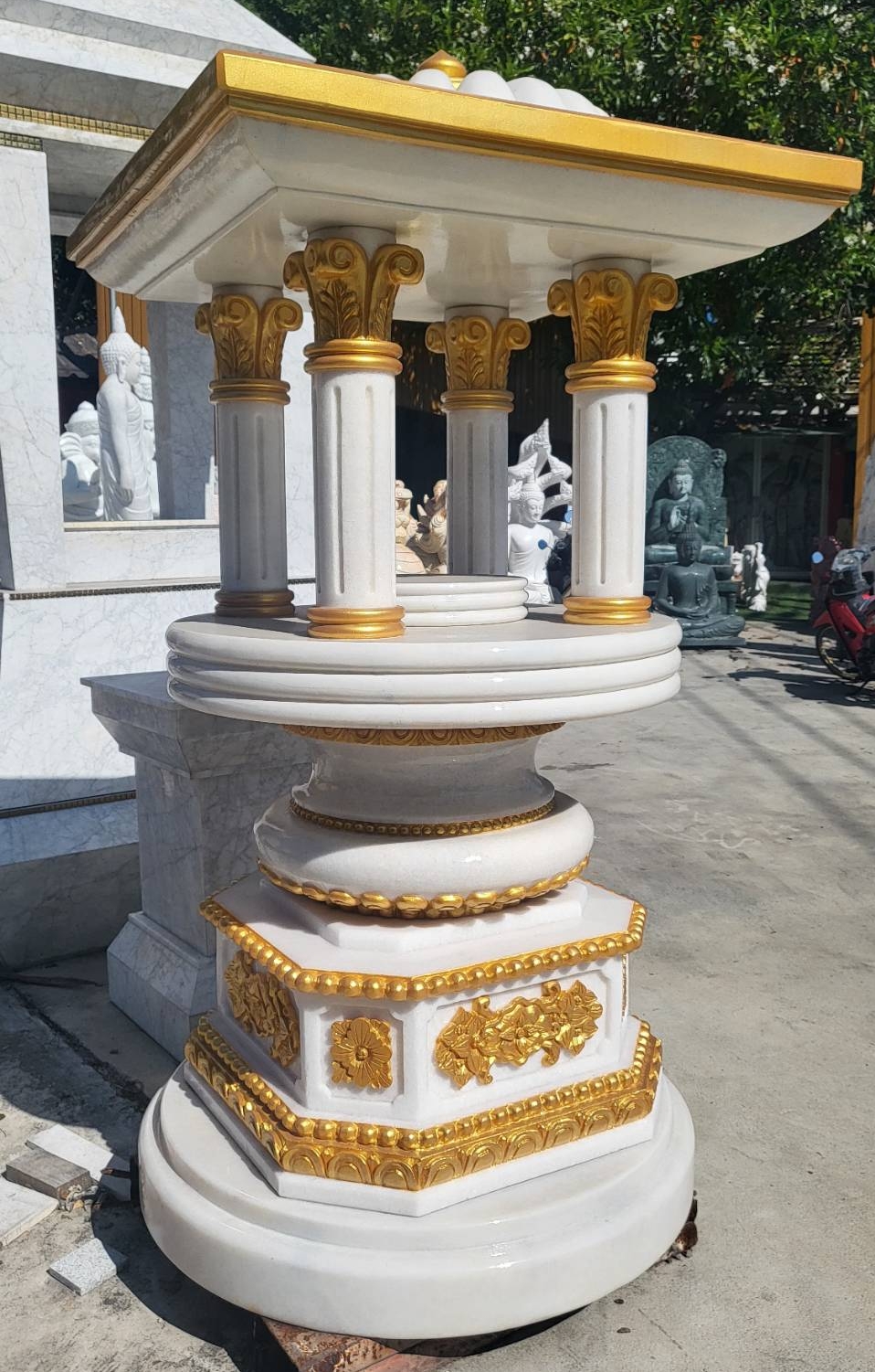 ศาลพระพรหมหินอ่อนขาวพ่นทอง ขนาด61*61 ซม