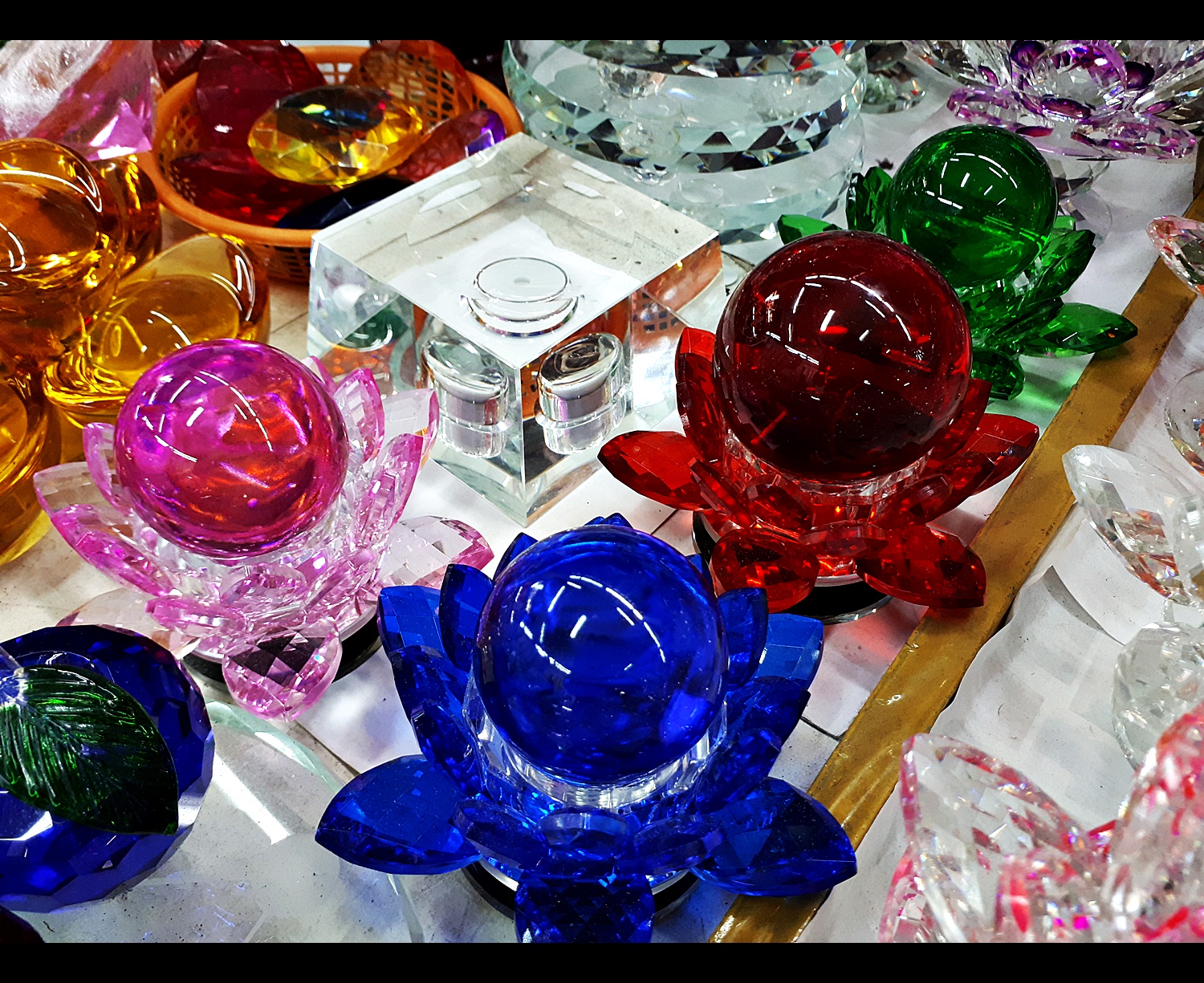 ฐานวางลูกแล้ว ขาตั้งที่วางลูกแก้ว ฐานคริสตัลกลีบดอกบัว2ชั้น คละสีต่างๆ หลากสี หลายขนาด (ขายปลีก ขายส่ง)