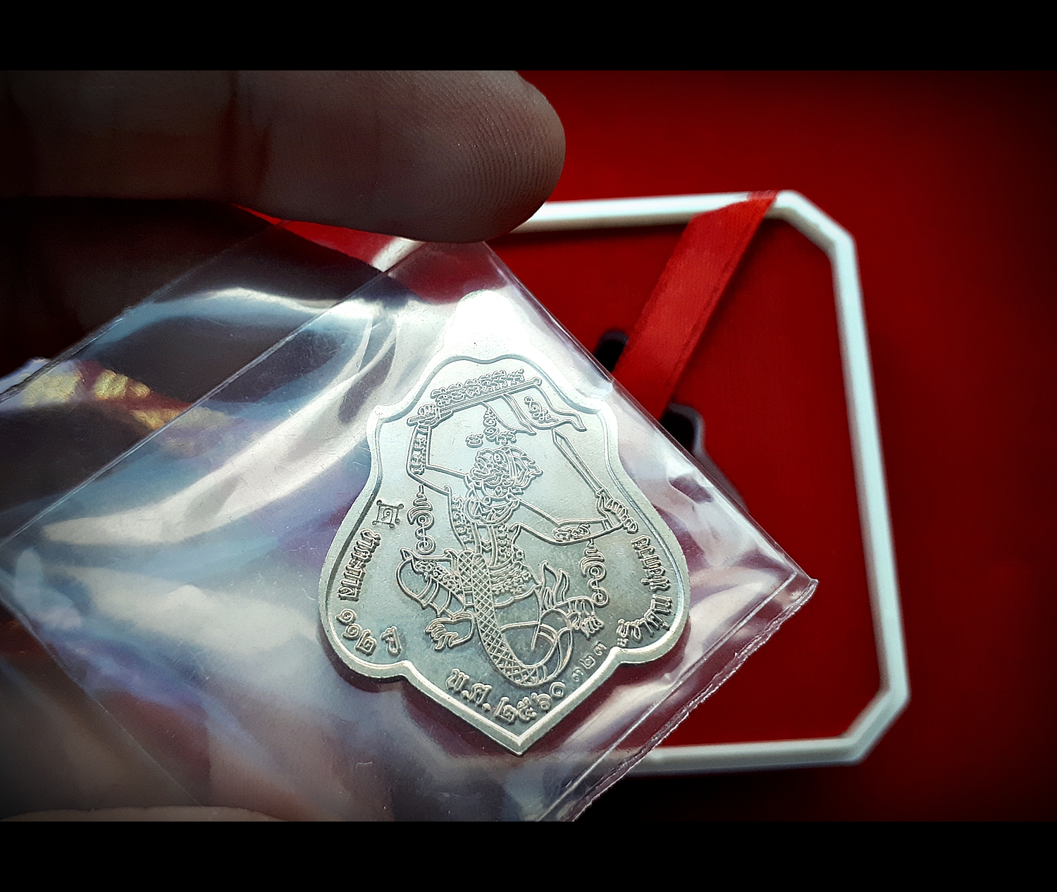 เหรียญทรงโล่หลังหนุมาน หลวงพ่อกวย วัดโฆสิตาราม(วัดบ้านแค) เนื้ออัลปาก้าลงยาลายธงชาติ ปี2560