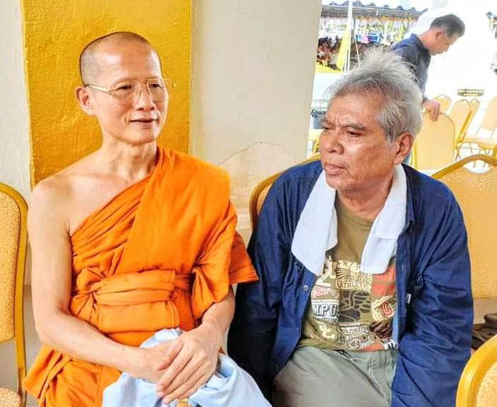 เหรียญหลวงพ่อกวย วัดโฆสิตาราม(วัดบ้านแค) เนื้อกระไหล่ทองคำ ลงยาแดง ปี2562 (แยกจากชุดกรรมการ) #รับประกันแท้ รูปภาพ สี หลวงพ่อกวย วัดโฆสิตาราม(วัดบ้านแค) (ขนาดตั้งบูชา 11x15นิ้ว) ปี2562 #รับประกันแท้ -- #พิธีดีมากดวงจิตหลวงพ่อกวยมาเสกให้เอง