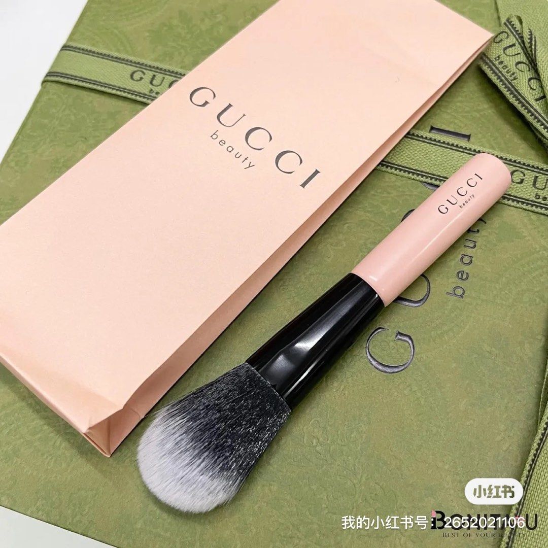 Gucci Beauty Blush Brush แปรงปัดแก้มกุชชี่ขนนุ่ม มาพร้อมกับด้ามสีพีชน่ารัก ขนาด 12cm