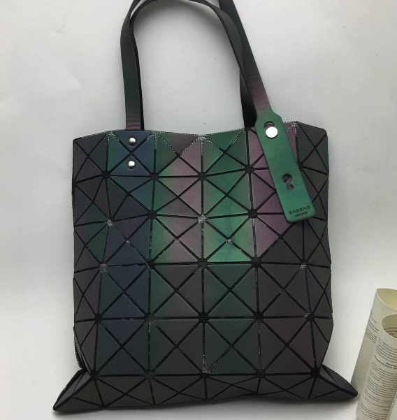 กระเป๋า bao bao issey miyake 6x6 เจอแสงแฟลชเปลี่ยนสีได้ ไปเที่ยวกลางคืนเก๋ๆ