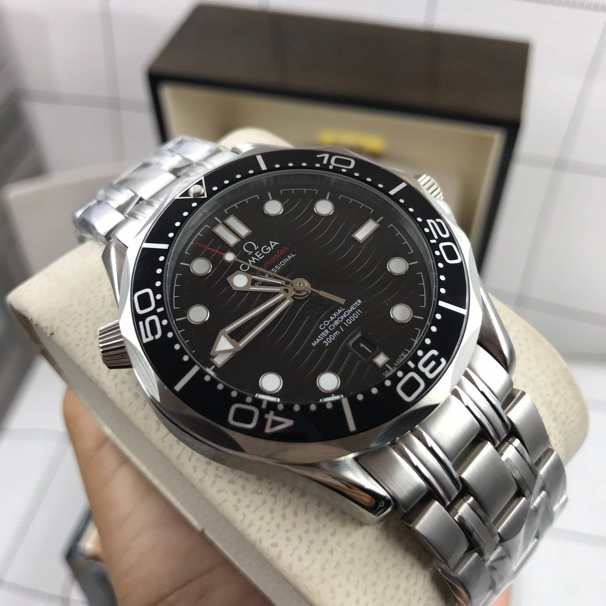 นาฬืกา Omega รุ่น Seamaster Master Chronometer สีเงิน กรอบเซรามิคสีดำ สายเลสสีเงิน