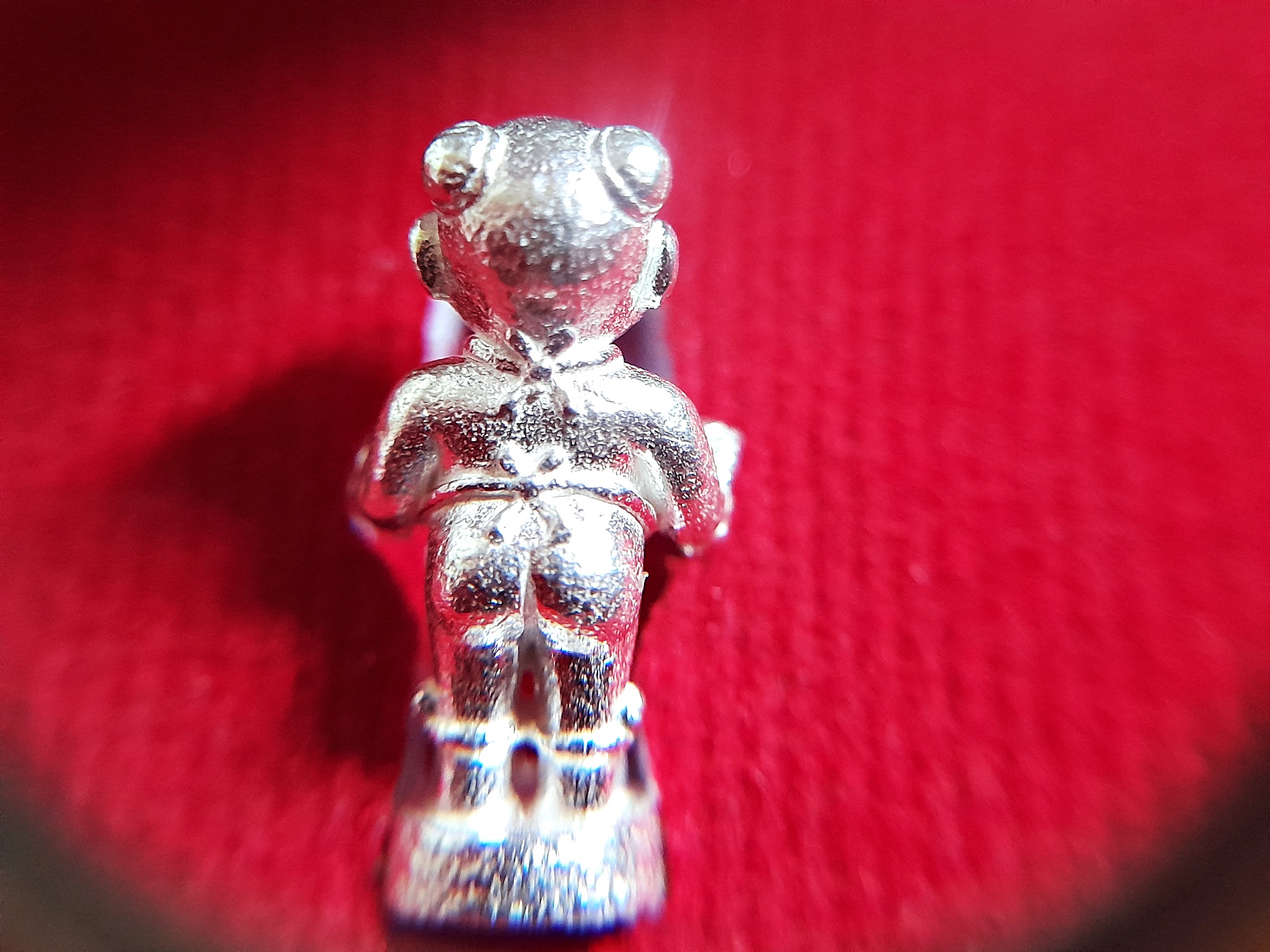 กุมารแห่งความสำเร็จ - กุมารจีน (ใส่ชุดเอี๊ยมจีน ซ้ายถือทอง ขวาถือลูกท้อ ใส่กำไล) เนื้อเงินชนวน(ขนาดจิ๋ว) ฐานบรรจุมวลสาร ปี2564 #รับประกันแท้