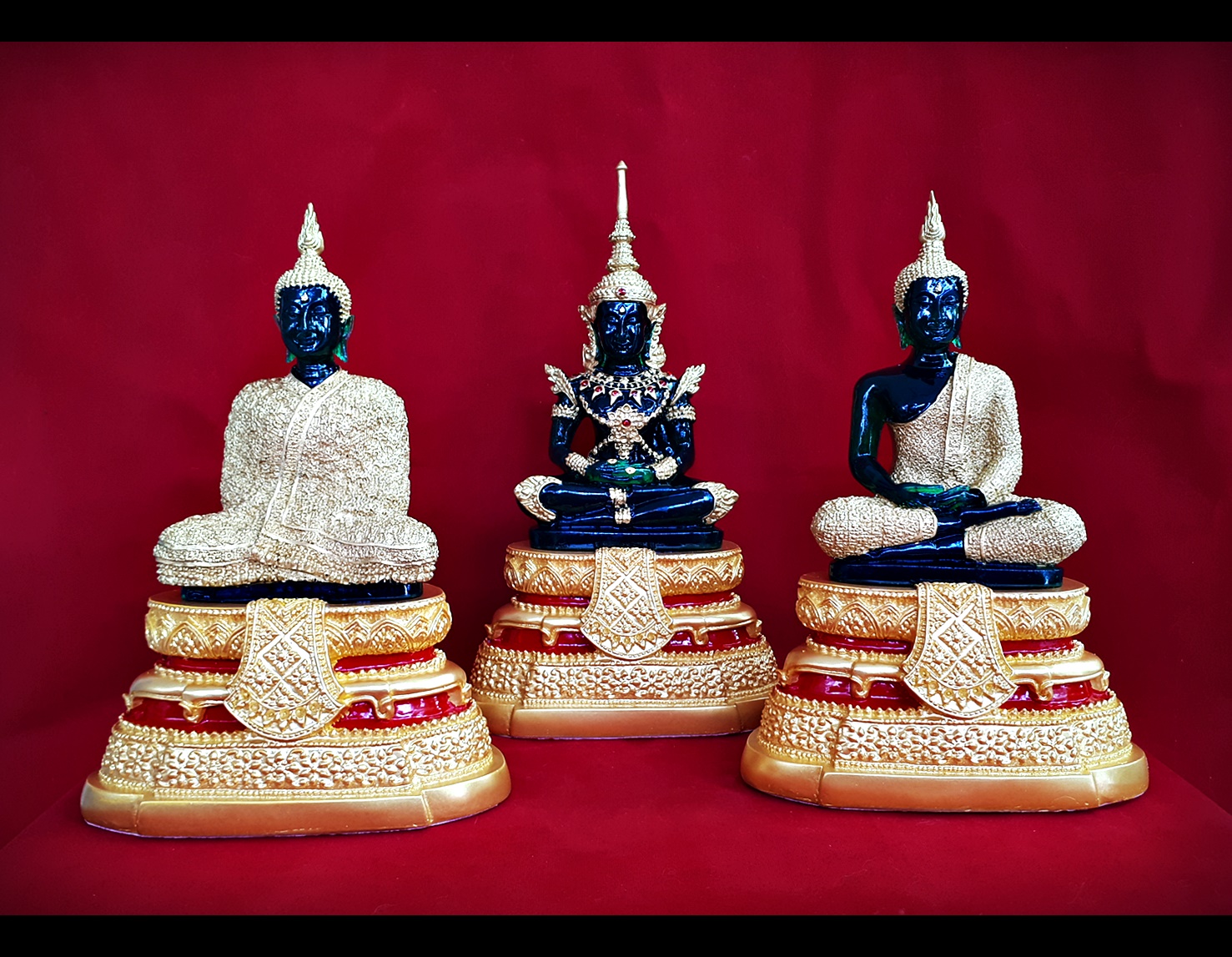 พระแก้วมรกต 3ฤดู ปาง ฤดูหนาว ฤดูร้อน ฤดูฝน พระพุทธรูปขนาดบูชา ขนาด 9นิ้ว เนื้อเรซิ่น ลงสีทอง