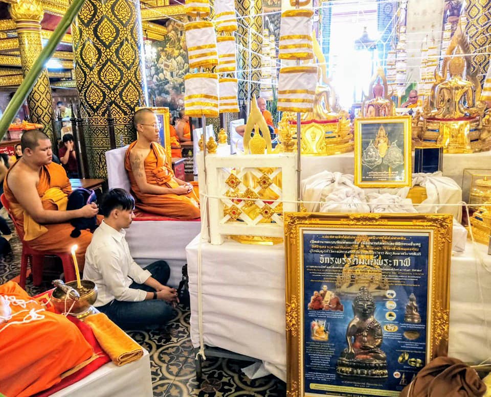 พระกริ่ง จักรพรรดิ์ มนต์พระกาฬ เนื้อนวะโลหะชั้นครู ปี2562 (ใต้ฐานบรรจุเส้นเกศา หลวงพ่อกวย วัดโฆสิตาราม ,หลวงพ่อเย็น วัดสระเปรียญ หลวงพ่อปรง วัดธรรมเจดีย์) - หลวงพ่อเล็ก วัดท่าขนุน (อฐิษฐานจิตปลุกเสก ณ วัดพระพุทธชินราช ปี2562))