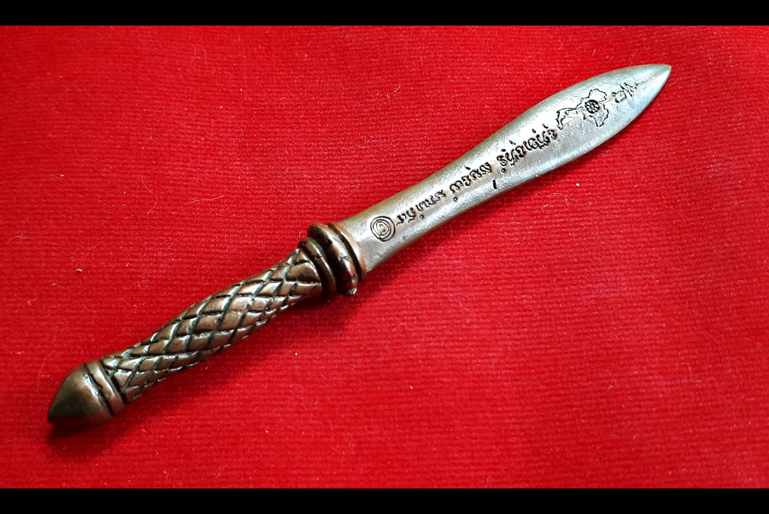 พระขรรค์ จักราวุธกำราบมาร มหาสะท้อนจักรพรรดิ เนื้อมหาชนวน (ผสมเหล็กไหลสุริยันราชา ผสมใส่ชนวนตะกรุดมหาสะท้อน) (ขนาด4นิ้ว) ปี2560 #รับประกันแท้ - หลวงพ่อเล็ก วัดท่าขนุน ร่วมปลุกเสก