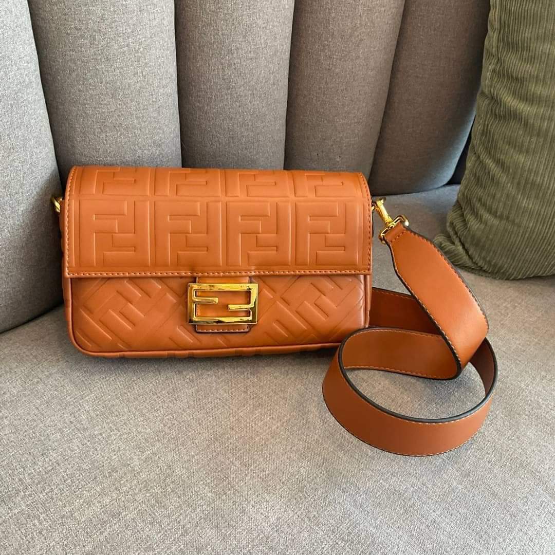 FENDI BAGUETTE BAG (แอดไลน์ก่อนสั่งซื้อ)