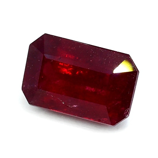 Ruby (UNHEATED) พลอยทับทิม ไม่ผ่านการเผา นำก้อนมาเจียระไนเลย รูปสี่เหลี่ยมตัดมุม น้ำหนัก 3.13 กะรัต สีแดงสด แตกหน้าเนียน มีไฟ ของจริงสวยกว่าในรูปค่ะ