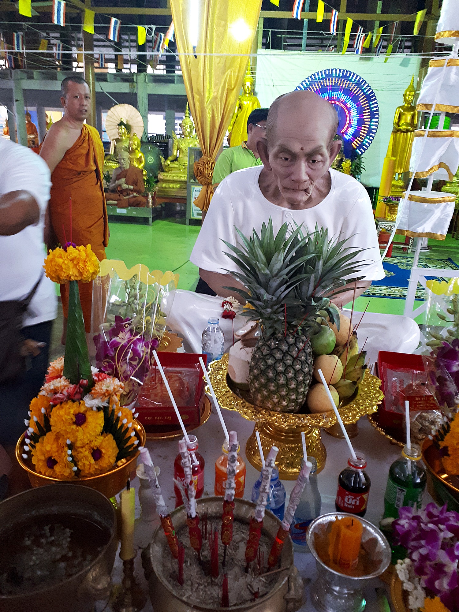 รูปหล่อ เซียนแปะโรงสี วัดศาลเจ้า รุ่นเจ้าสัวฟ้าประทาน ปี2560 เนื้อเรซิ่น สีงาช้าง (ขนาดองค์บูชาหน้าตัก 12นิ้ว องค์ขนาดใหญ่)