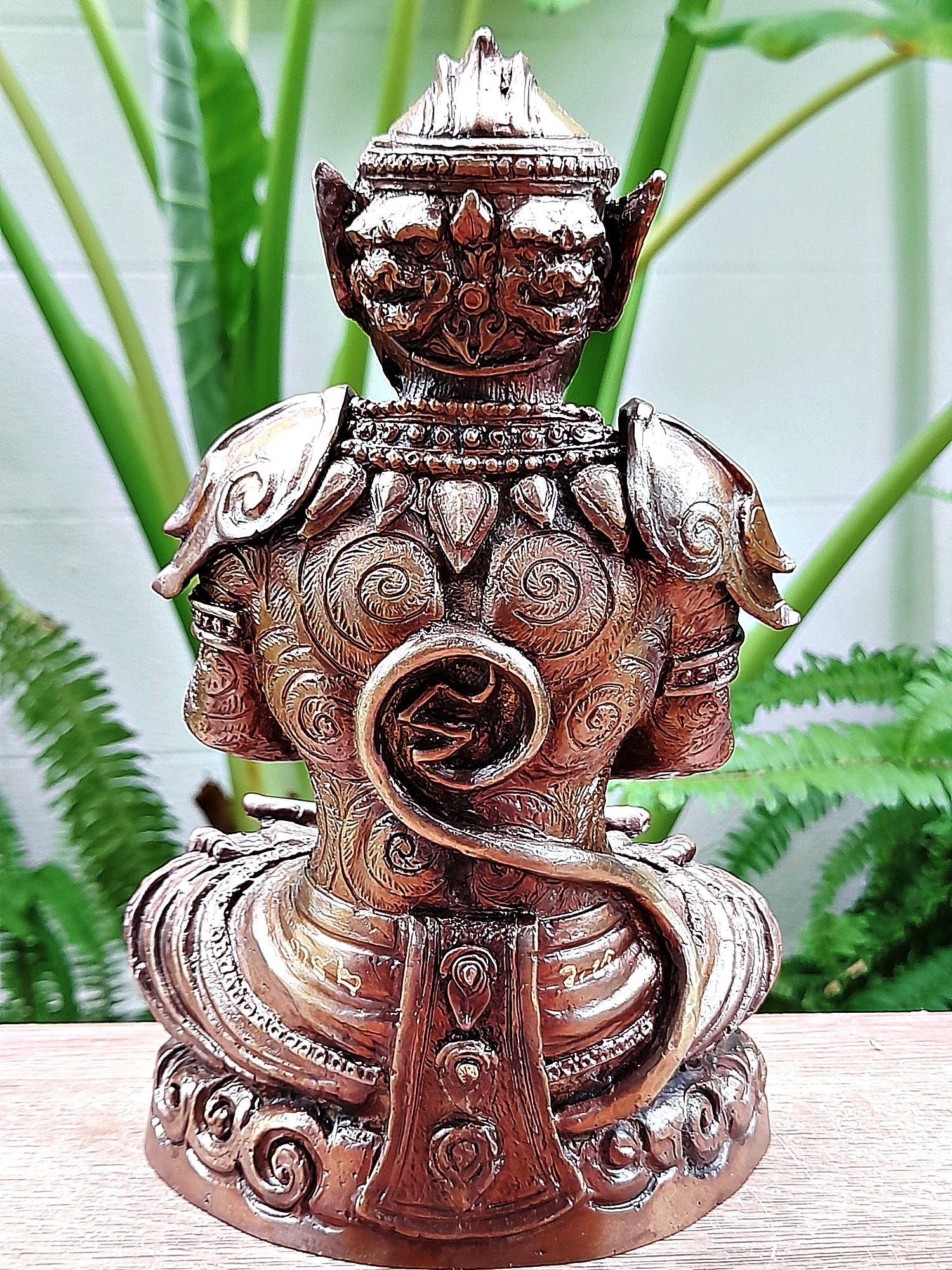 รูปหล่อ หนุมาน ใส่ชุดเกราะ รายมนต์ ถืออาวุธตรีศูล (องค์ใหญ่ขนาดตั้งบูชา หน้าตัก6นิ้ว สูง9นิ้ว) เนื้อทองเหลือง ปี2560 #ปลุกเสกแล้ว #รับประกันแท้