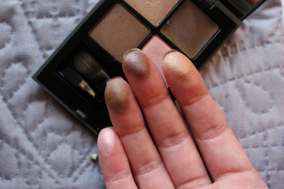 (ลดพิเศษ มากกว่า 60%) Three 4D Plus Eye Palette #01 Close to Your Heart อายชาโดว์พาเลทสีสวยที่ให้ดวงตาคุณสวยสดใน มีมิติ มาพร้อมกับกระจก และแปรงในตลับ ตาสวยครบๆ ด้วยตลับนี้ได้เลยค่ะ