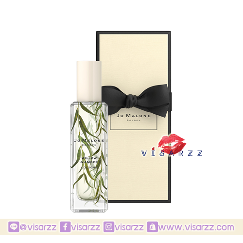 Jo Malone Willow & Amber Cologne 30mL กิ่งก้านของต้นหลิวที่พลิ้วไหว ทอดตัวลงมาทักทายกับผิวน้ำในยามรุ่งอรุณ ความสวยงามที่ถูกจับไว้ในกลิ่นหอมแบบ woody เคียงข้างมากับ cashmere wood และ กลิ่นอายของ vetiver ที่เด่นชัดขึ้นด้วยความนุ่มละมุนของอำพัน