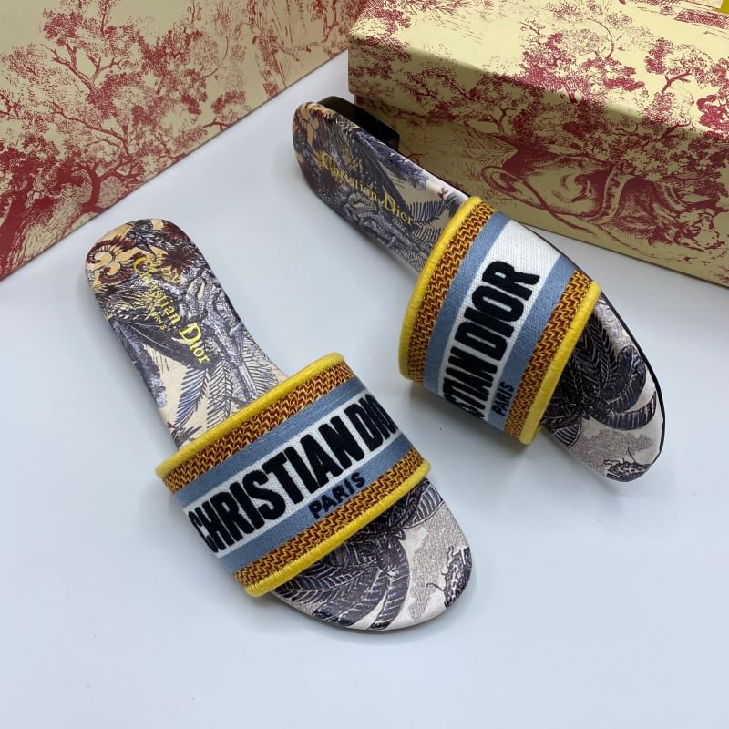 รองเท้า dio sandal มีหลายสี สอบถามไซส์ได้ค่ะสต็อคของเปลี่ยนตลอด