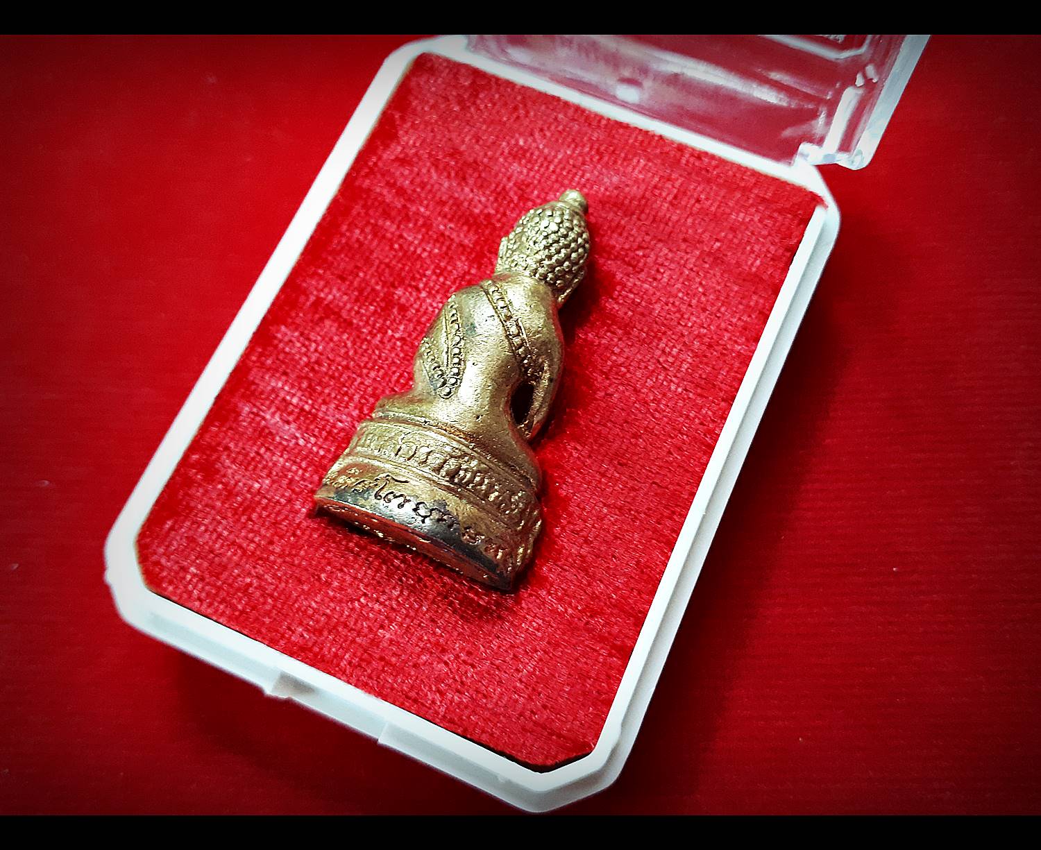 พระกริ่ง จักรพรรดิ์ มนต์พระกาฬ เนื้อสัตตโลหะ ปี2562 (ใต้ฐานบรรจุเส้นเกศา หลวงพ่อกวย วัดโฆสิตาราม ,หลวงพ่อเย็น วัดสระเปรียญ หลวงพ่อปรง วัดธรรมเจดีย์)