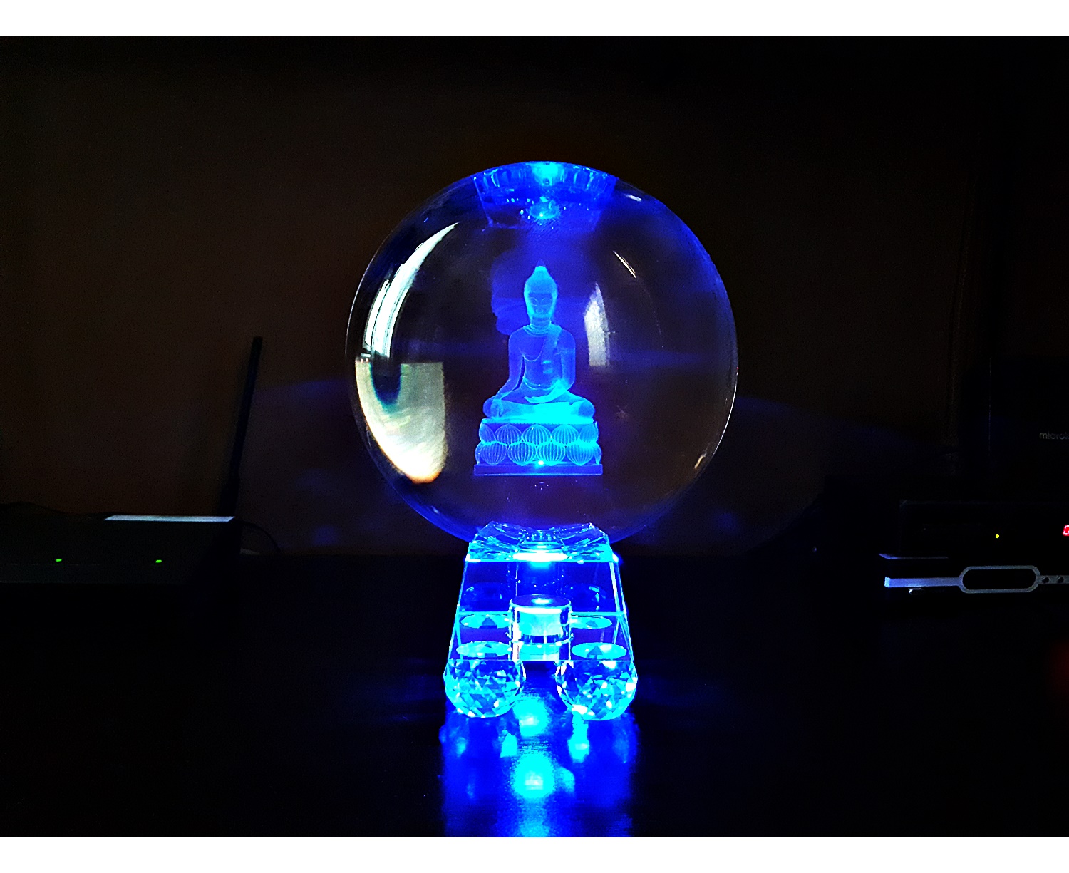 ลูกแก้ว ลาย พระพุทธรูป 3 มิติ ขนาด 8นิ้ว (20ซม.) พร้อมฐานไม้รองวาง