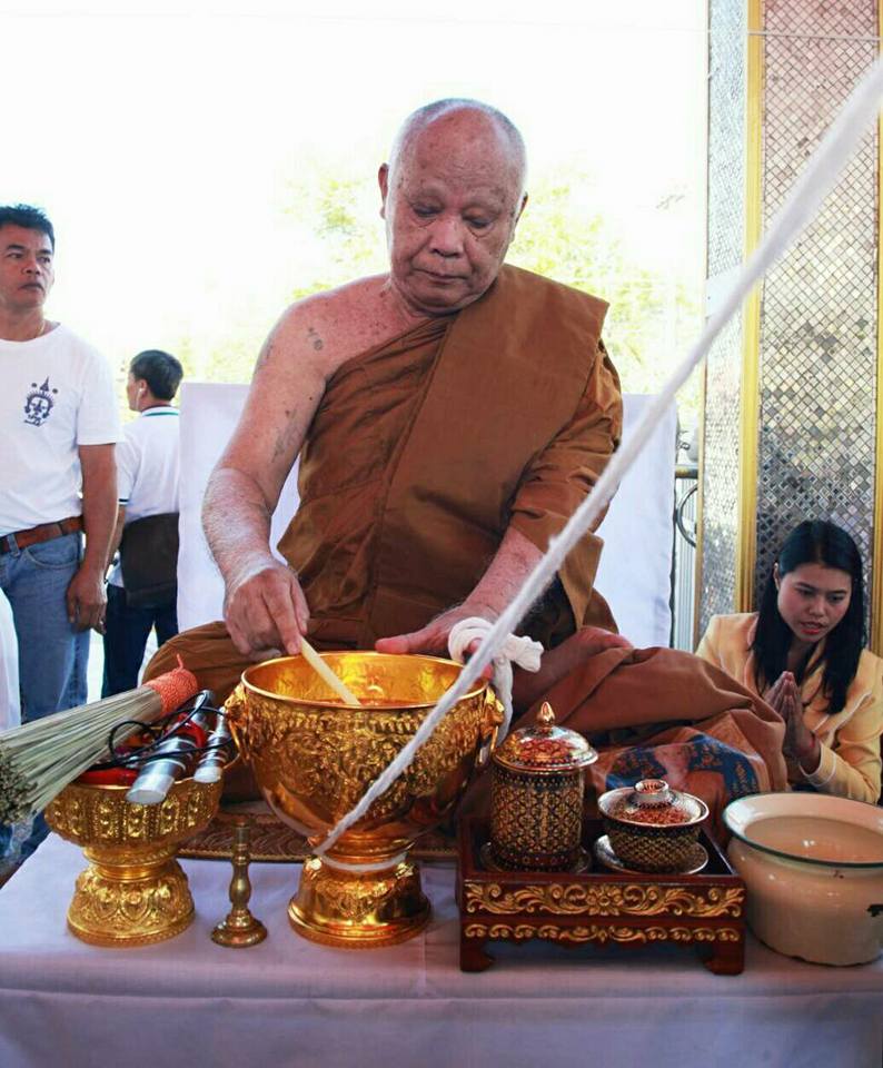 พระสมเด็จหลวงพ่อโตในวิหาร เนื้อผงชนวนมวลสารเก่าหลวงพ่อกวย รุ่นแรงครู ปี2560 หลวงพ่อกวย วัดโฆสิตาราม(วัดบ้านแค) จ.ชัยนาท ปี2563 - (ขนาด 5x7นิ้ว จีวรส้ม ด้านหน้ายันต์ครู ยันต์นะปัดตลอด ด้านหลังยันต์มงกุฎพระพุทธเจ้าหนุนดวง) ปี2563 #ปลุกเสกที่วัดโฆสิตาราม #รั