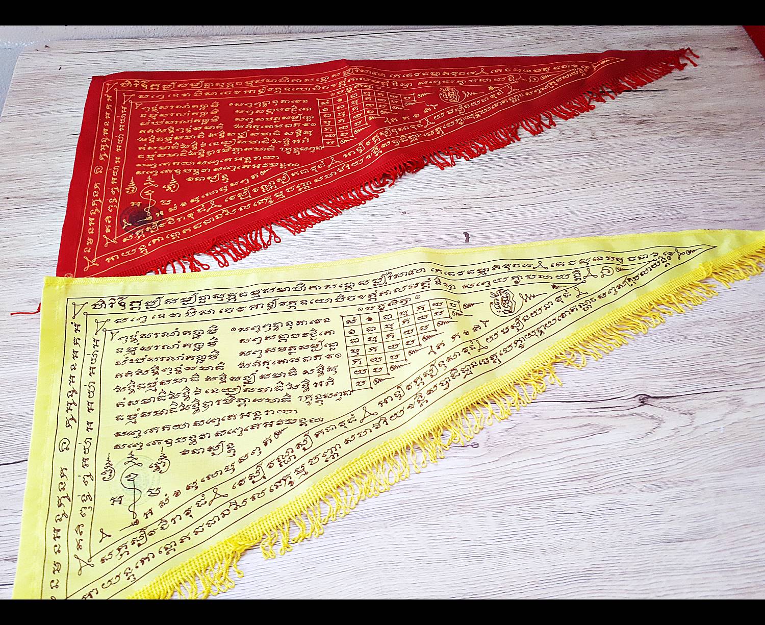 ธงมหาระงับ (3สี สีขาว สีแดง สีเหลือง) หลวงพ่อคง วัดบางกะพ้อม ปี2557 (ผืนใหญ่ยาว26นิ้ว) - (หลวงพ่อใจ วัดพระยาญาติ หลวงพ่ออิฐ วัดจุฬามณี ร่วมปลุกเสก)