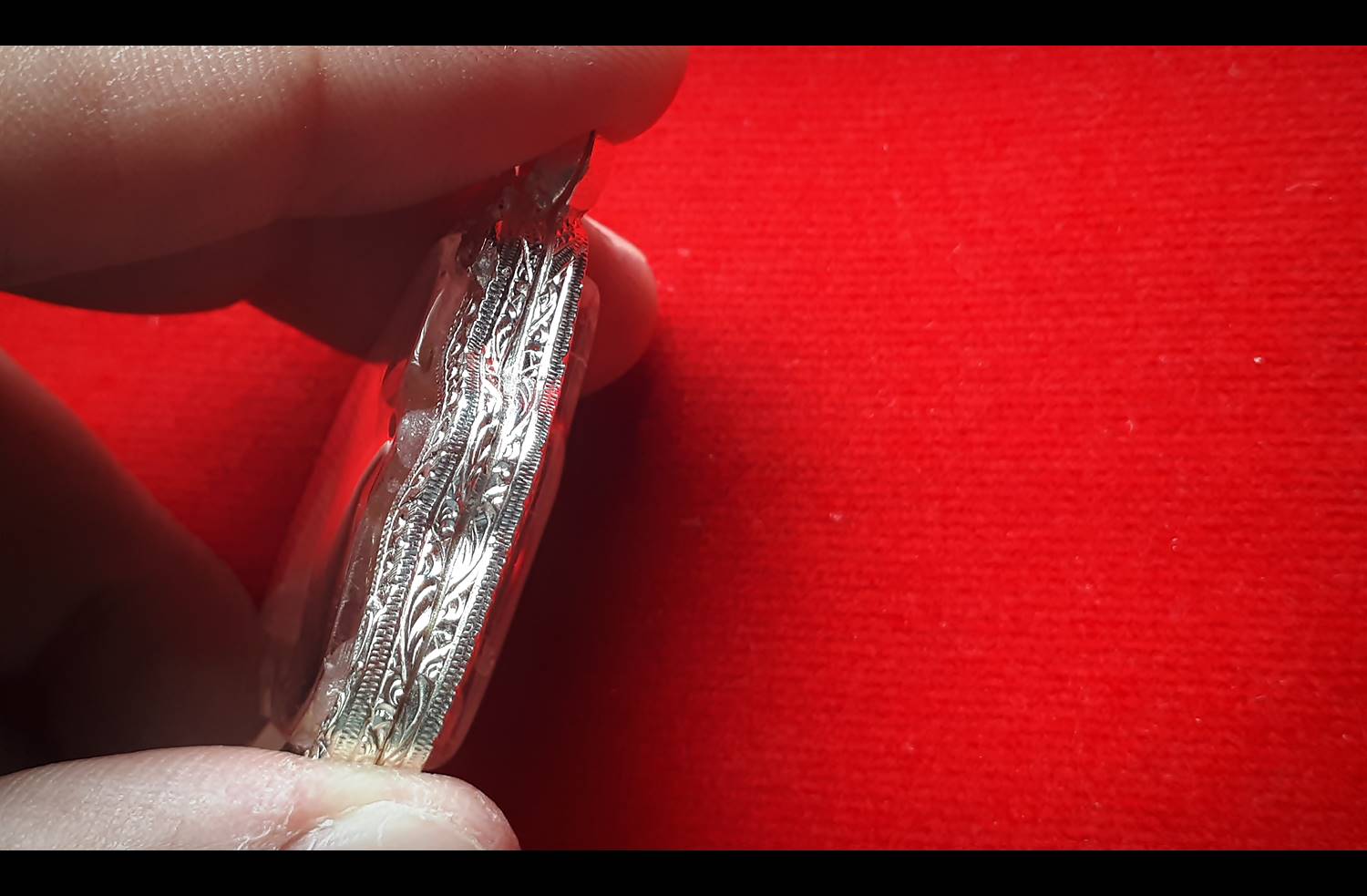 ตลับพระ ทรงโลห์ เนื้อเงินแท้90% (ใส่เหรียญหลวงพ่อกวย) (แกะสลัก ลายหัวสิงห์ ลายกนก)