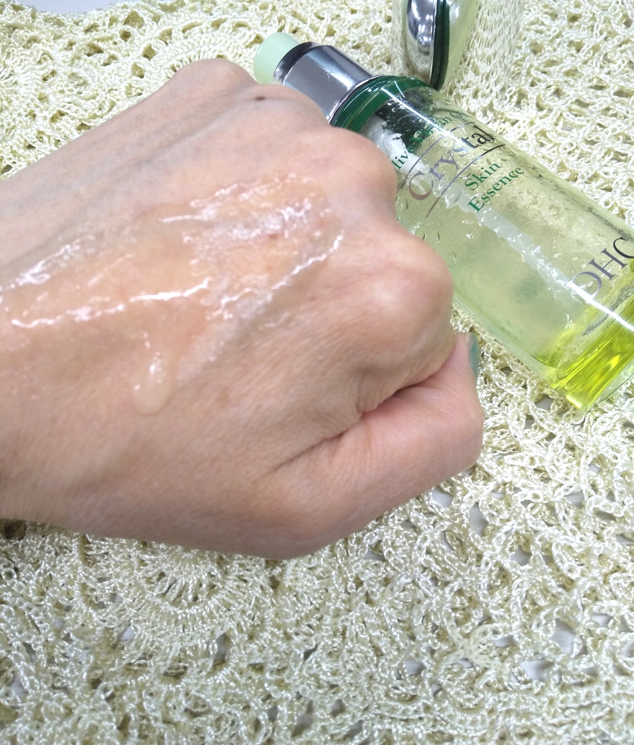 (New) DHC Olive Virgin Oil Crystal Skin Essence 50mL ใหม่ล่าสุดเอสเซนส์บำรุงผิวที่มีส่วนผสมสกัดของ Olive Virgin Oil ออแกนิก ให้ผลลัพธ์กระจ่างใสผิวผ่องโกลว์สวย เป็นที่มาของชื่อรุ่นคริสตัล