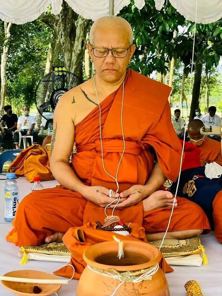 กุมาร หนูนุ้ย (ขนาดพกพา มีกำไลที่ข้อมือ) พิธีใหญ่ รุ่นแรก วัดโมคลาน จ.นครศรีธรรมราช ปี2565 เนื้อโลหะบรอนซ์รมดำ งานระดับจิ้วเวอร์รี่ #รับประกันแท้ - (สมนาคุณของแถมพิเศษเสกในพิธี ลูกปัดมหาเสน่ห์+ดอกบานไม่รู้โรย)