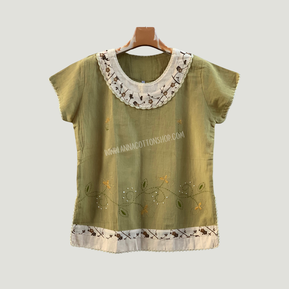 เสื้อผ้าเมืองสาลู คอปาดลายถัก แต่งผ้าพิมพ์ลาย พร้อมงานปักลายโดนเด่น มีสันหลายสีให้เลือกใช้ ใส่แล้วไม่ร้อน มีขนาด 38" 42"