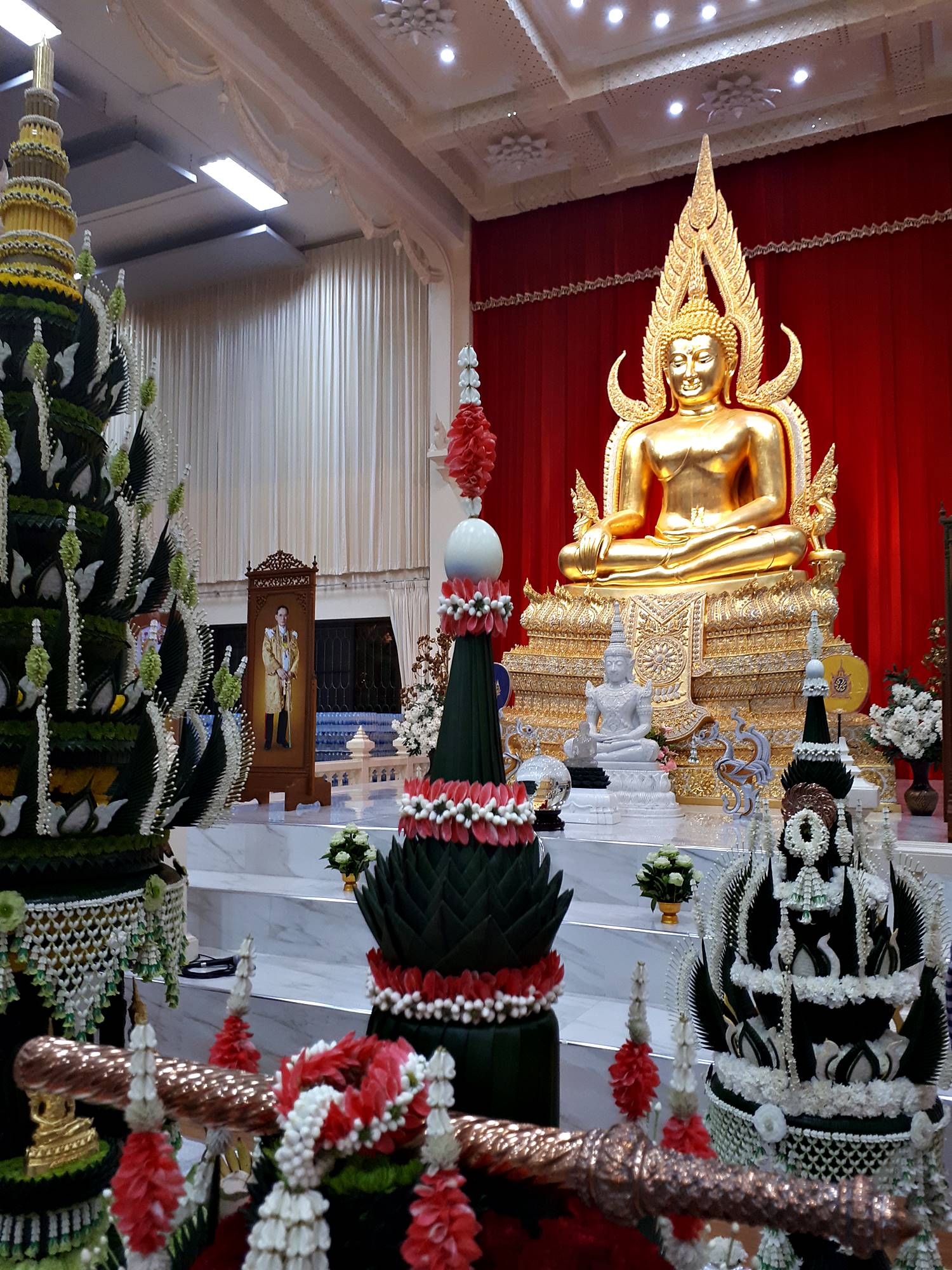 รูปหล่อ สมเด็จองค์ปฐม (พระพุทธรูป หลวงพ่อทองคำ ปางพระแก้วมรกต ทรงเครื่องพระจักรพรรดิ) (ขนาดพระบูชา หน้าตัก5นิ้ว) เนื้อโลหะทองเหลือง ปิดทองแท้ ปี2562 #รับประกันแท้ - หลวงพ่อเล็ก วัดท่าขนุน