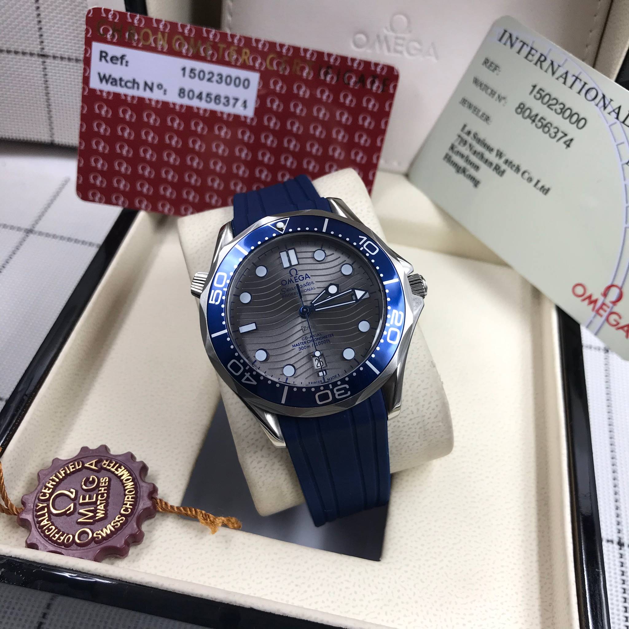 นาฬืกา Omega รุ่น Seamaster Master Chronometer สีเงิน กรอบเซรามิคสีน้ำเงิน