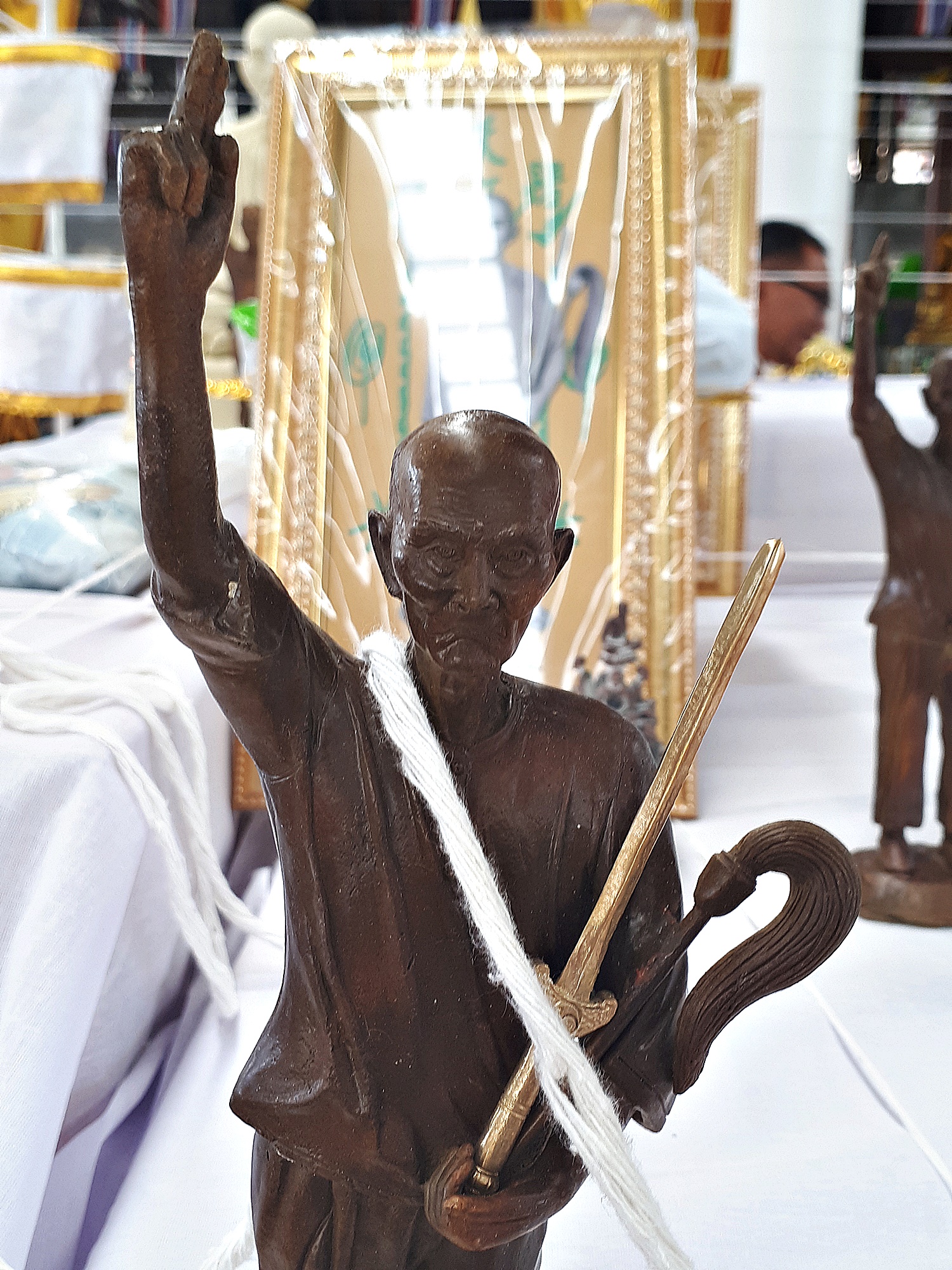 รูปหล่อ เซียนแปะ วัดศาลเจ้า ถือ กระบี่และแส้ ล้างอาถรรพ์ (ขนาด 8.9นิ้ว) (สร้างตามจำนวนที่สั่งจอง) เนื้อโลหะชนวน ฐานบรรจุผงมวลสารฟ้าประทานพร ปี2561 #รับประกันแท้ - หลวงพี่เก่ง วัดท่าเสา ปลุกเสก