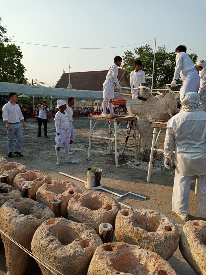 รูปหล่อ หลวงพ่อกวย วัดโฆสิตาราม ปี2562 #รับประกันแท้ - (หน้าตัก5นิ้ว เนื้อโลหะรมดำ (แบบพิมพ์ฐานสามชั้นบรรจุหยกเขียวอิตาลี ใต้ฐาน บรรจุทรายเสก พลอยเสก จีวร เกศา ผงอิทธิเจ และ ตะกรุดสามกษัตริย์ลงพระยันต์))