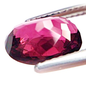 Natural Tourmaline พลอยทัวมาลีน รูปไข่ หนัก 2.29 กะรัต สีชมพูอมม่วง ความสะอาดมองตาเปล่าสะอาดไม่มีตำหนิ ส่องด้วยกล้องขยายสะอาด 90% ไฟดี เจียระไนสวย