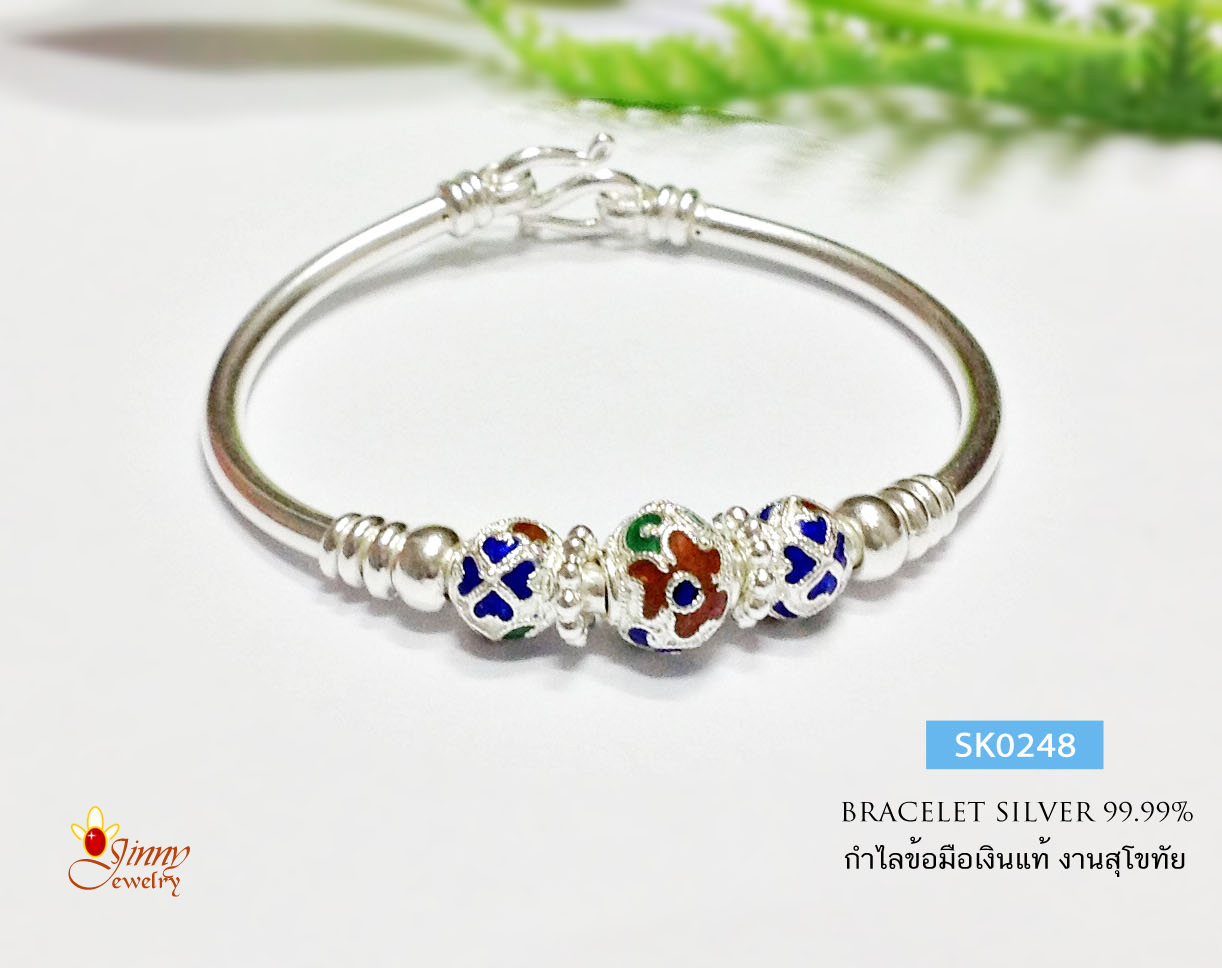 กำไลข้อมือเงินแท้ 99.9% งานสุโขทัย ตรงกลางลงยาดอกไม้สีแดง น้ำเงิน เขียว ด้านข้างเล่นลายดอกไม้ งานจริงสวยมาก