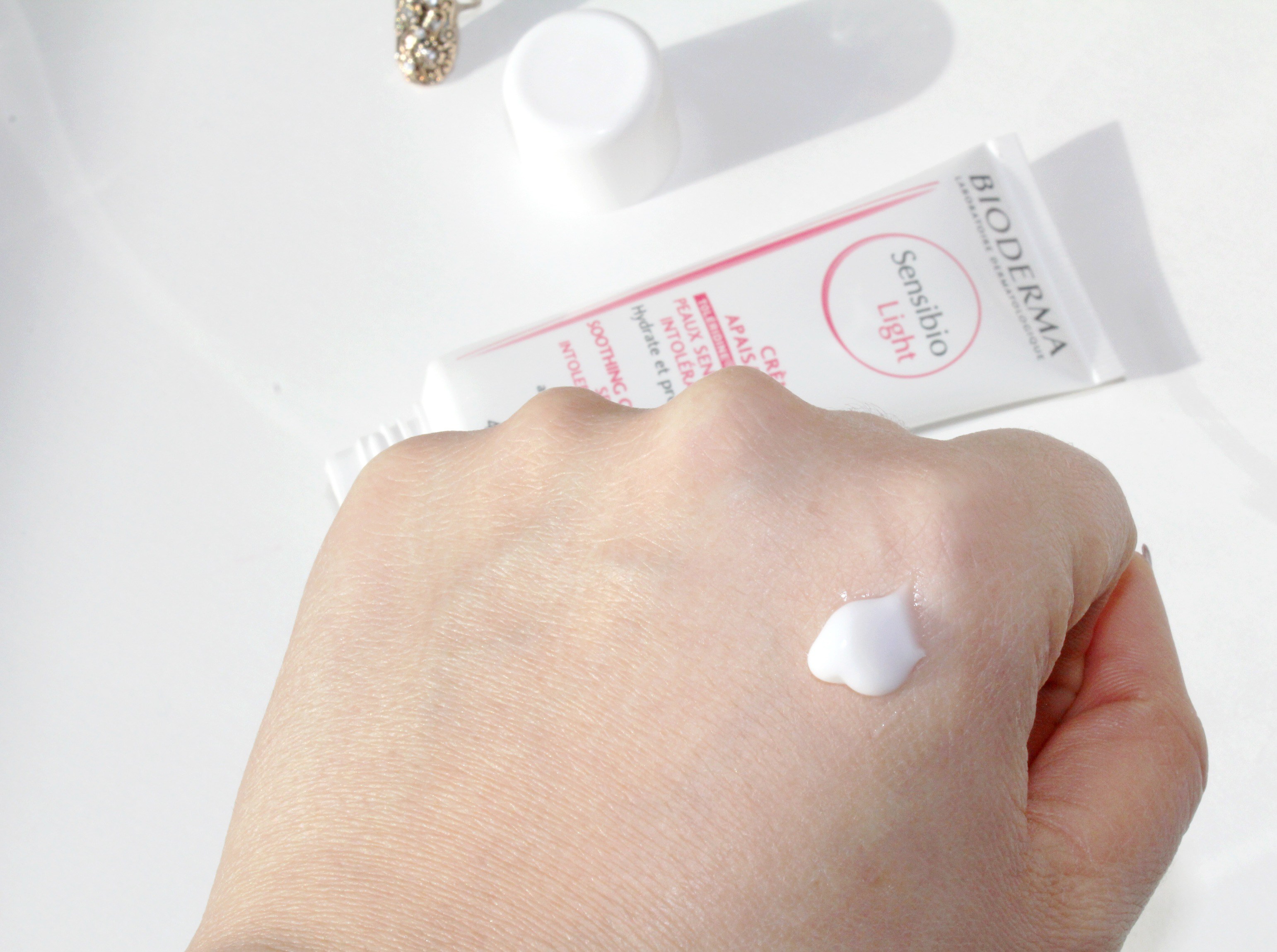 Bioderma Sensibio Light Cream 40mL ครีมบำรุงสำหรับบรรเทาอาการแดงแพ้ แสบร้อนในผิวบอบบาง แพ้ง่าย ช่วยเสริมสร้างความแข็งแรงและภูมิต้านทานให้ผิว