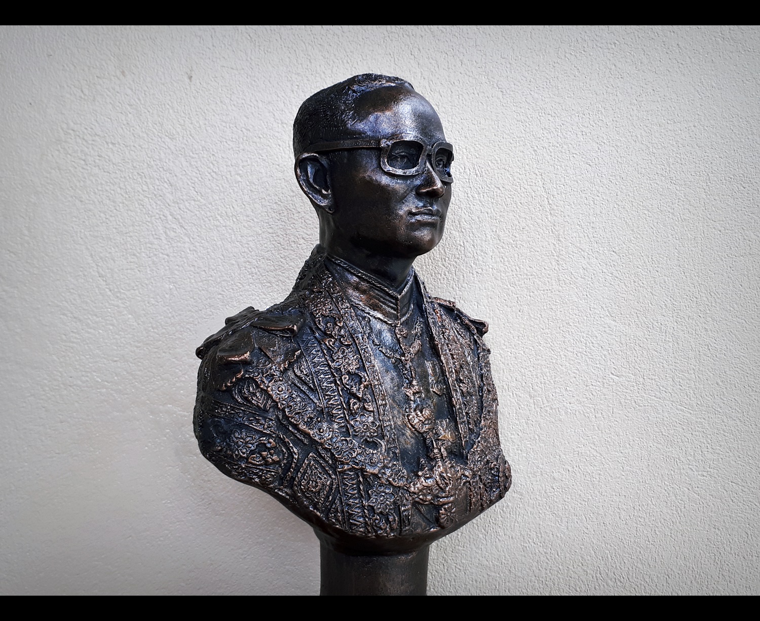 รูปหล่อ ร.9 ในหลวง ราชกาลที่ 9 พระบาทสมเด็จพระปรมินทรมหาภูมิพลอดุลยเดช ครึ่งองค์